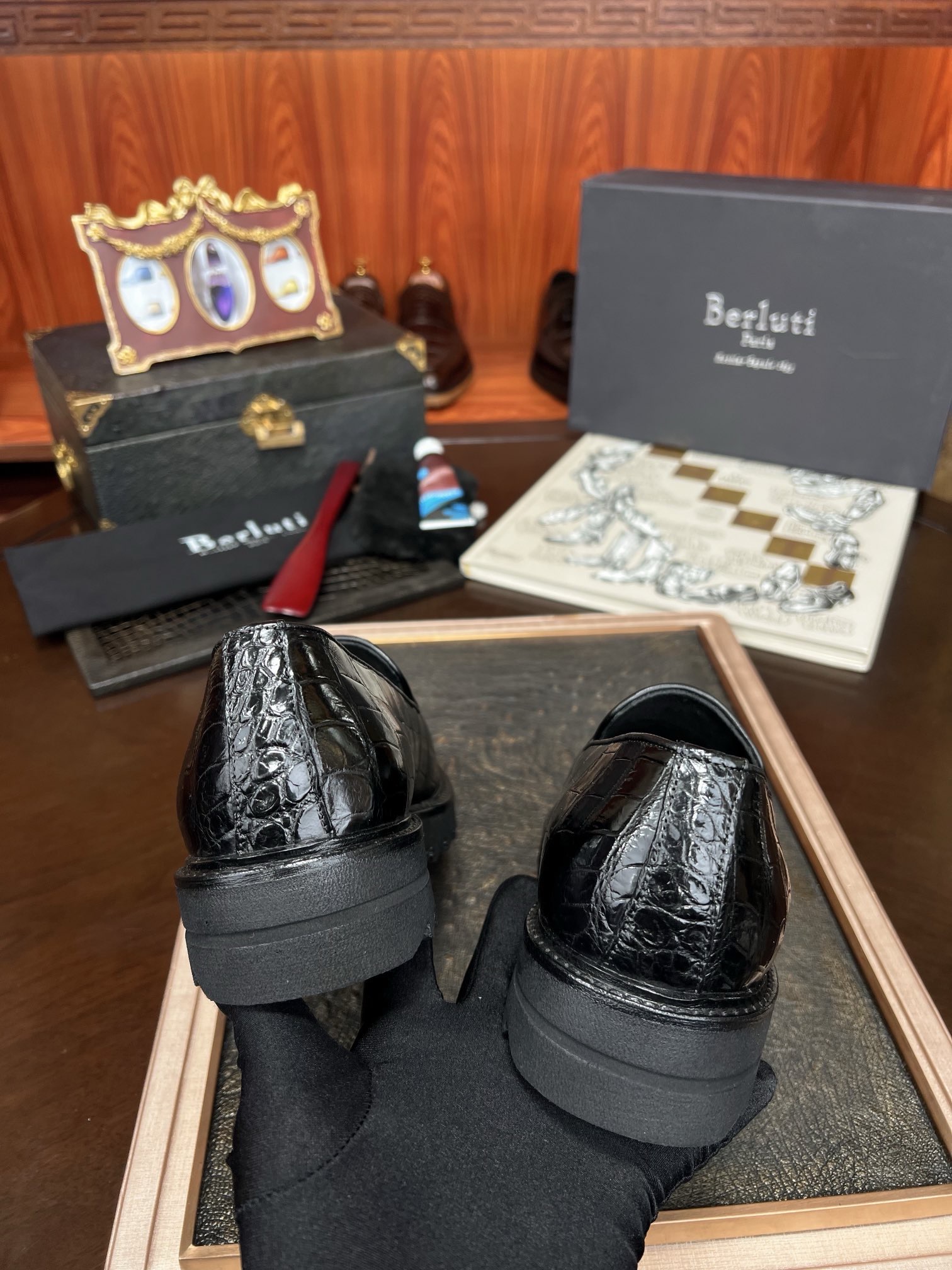Лоферы мужские в стиле Berluti из кожи крокодила черного цвета
