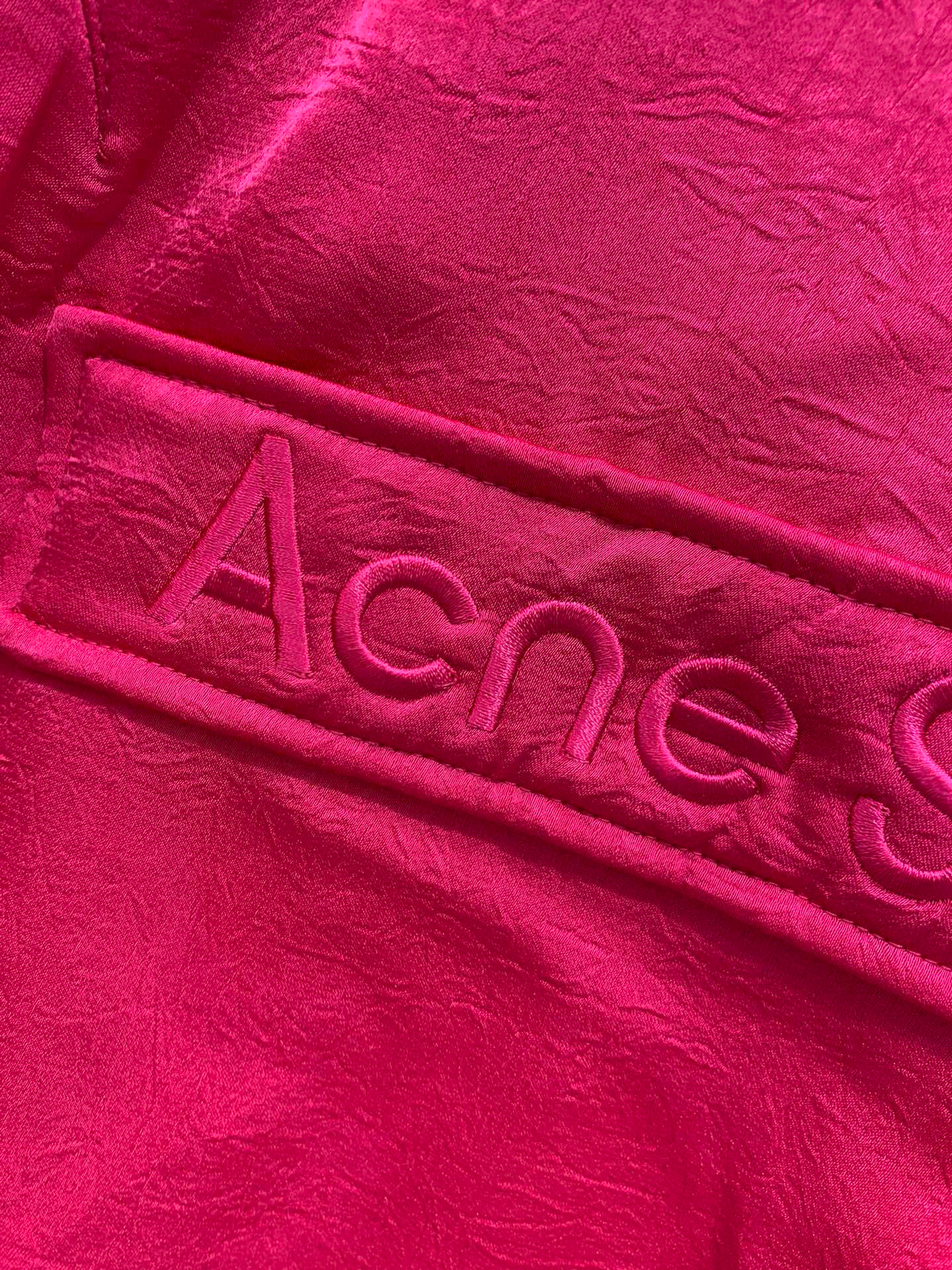 Куртка-бомбер женская в стиле Acne Studios из плотного хлопка премиум-качества, розового цвета. 