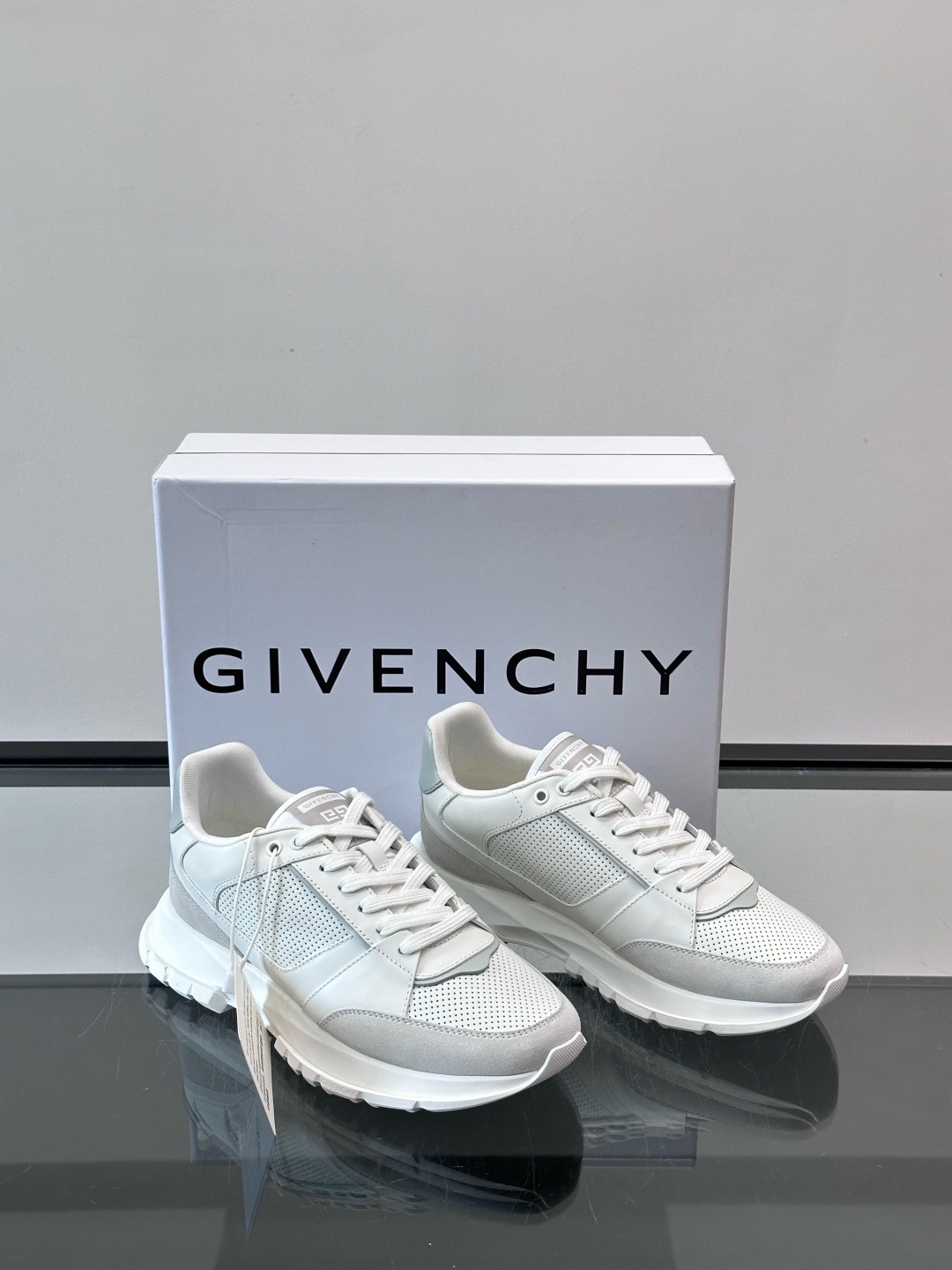 Кроссовки мужские Givenchy белого цвета