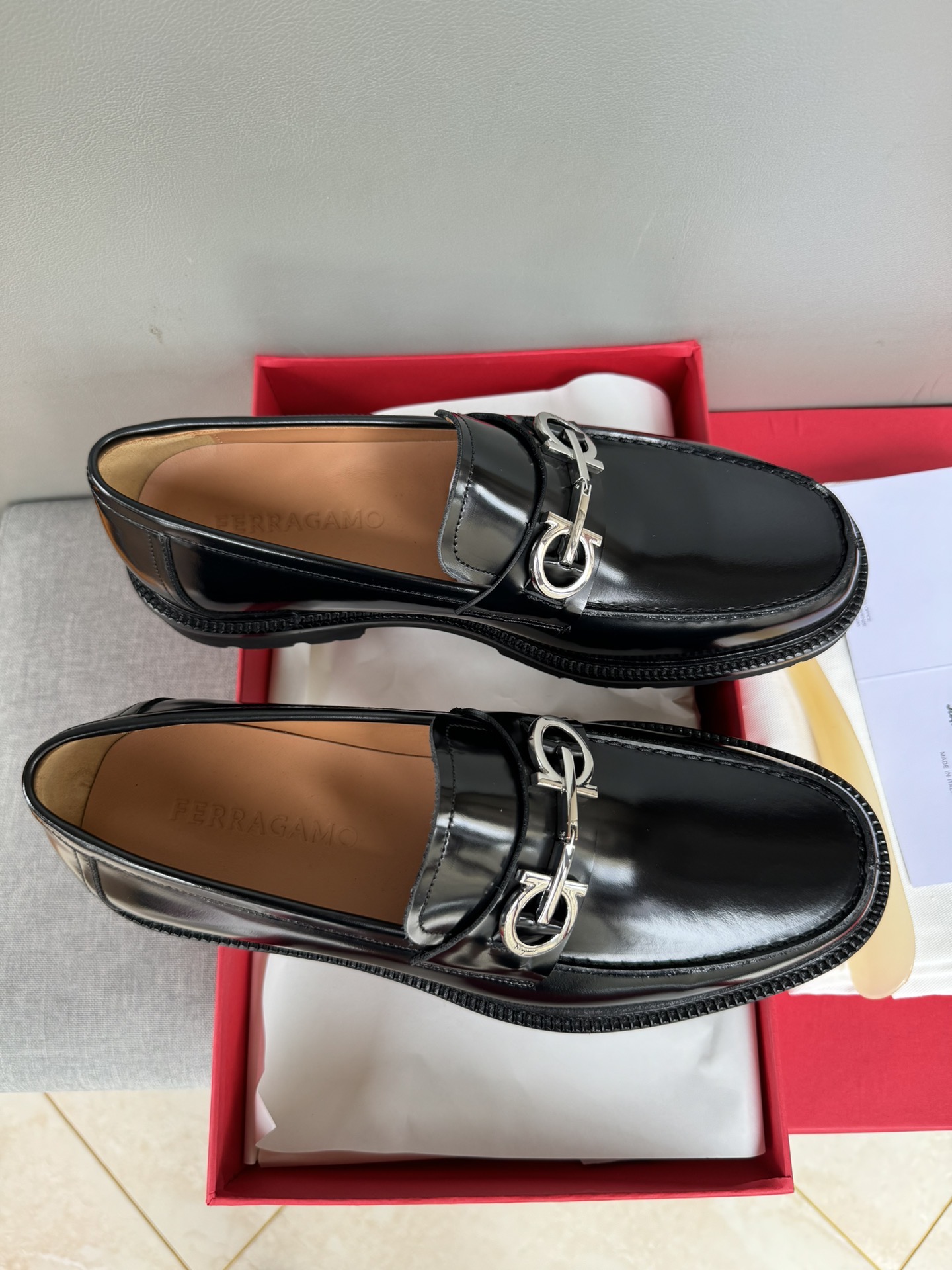 Лоферы мужские в стиле Salvatore Ferragamo с металлической пряжкой чёрного цвета