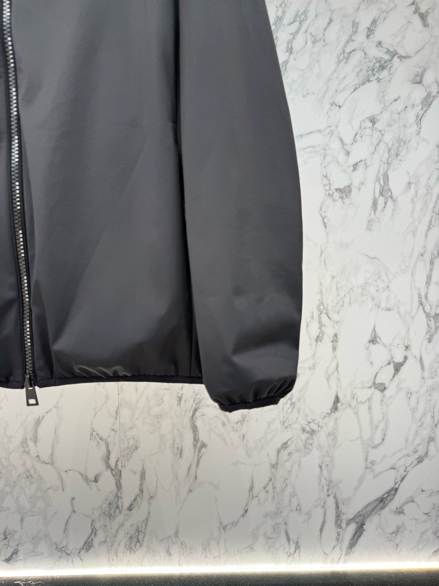 Куртка мужская Moncler чёрного цвета с капюшоном и пуховой стёганой подкладкой