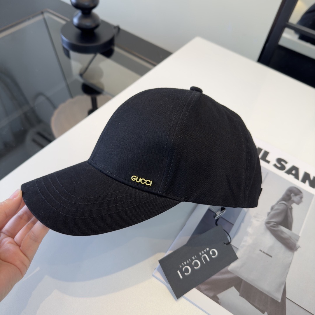 Кепка женская в стиле Gucci из хлопковой ткани чёрного цвета с логотипом