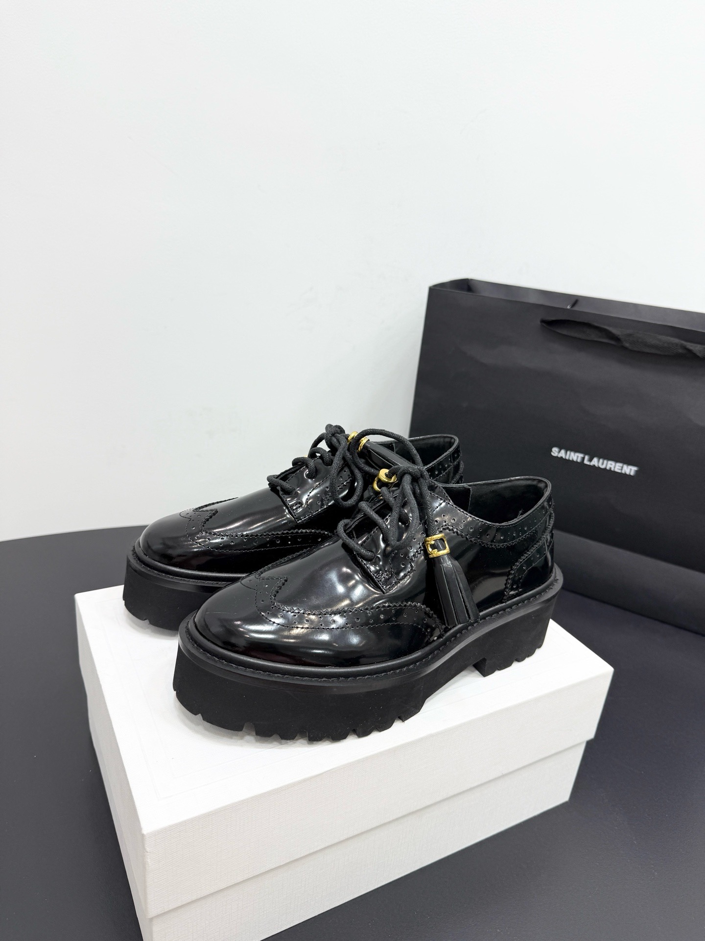 Лоферы женские Celine на шнуровке из натуральной лаковой кожи черного цвета