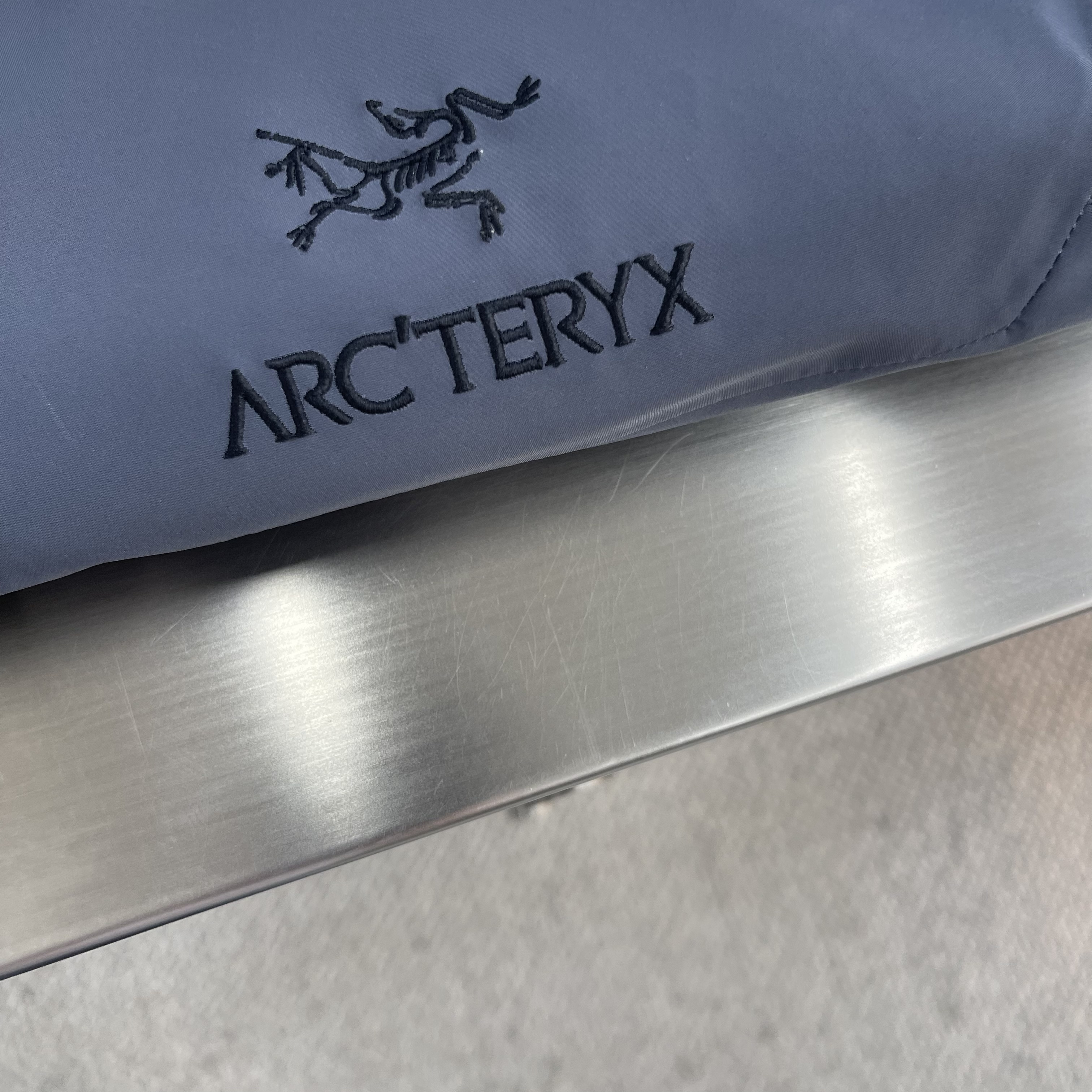 Куртка унисекс в стиле Arc'teryx Alpha SV с капюшоном серого цвета
