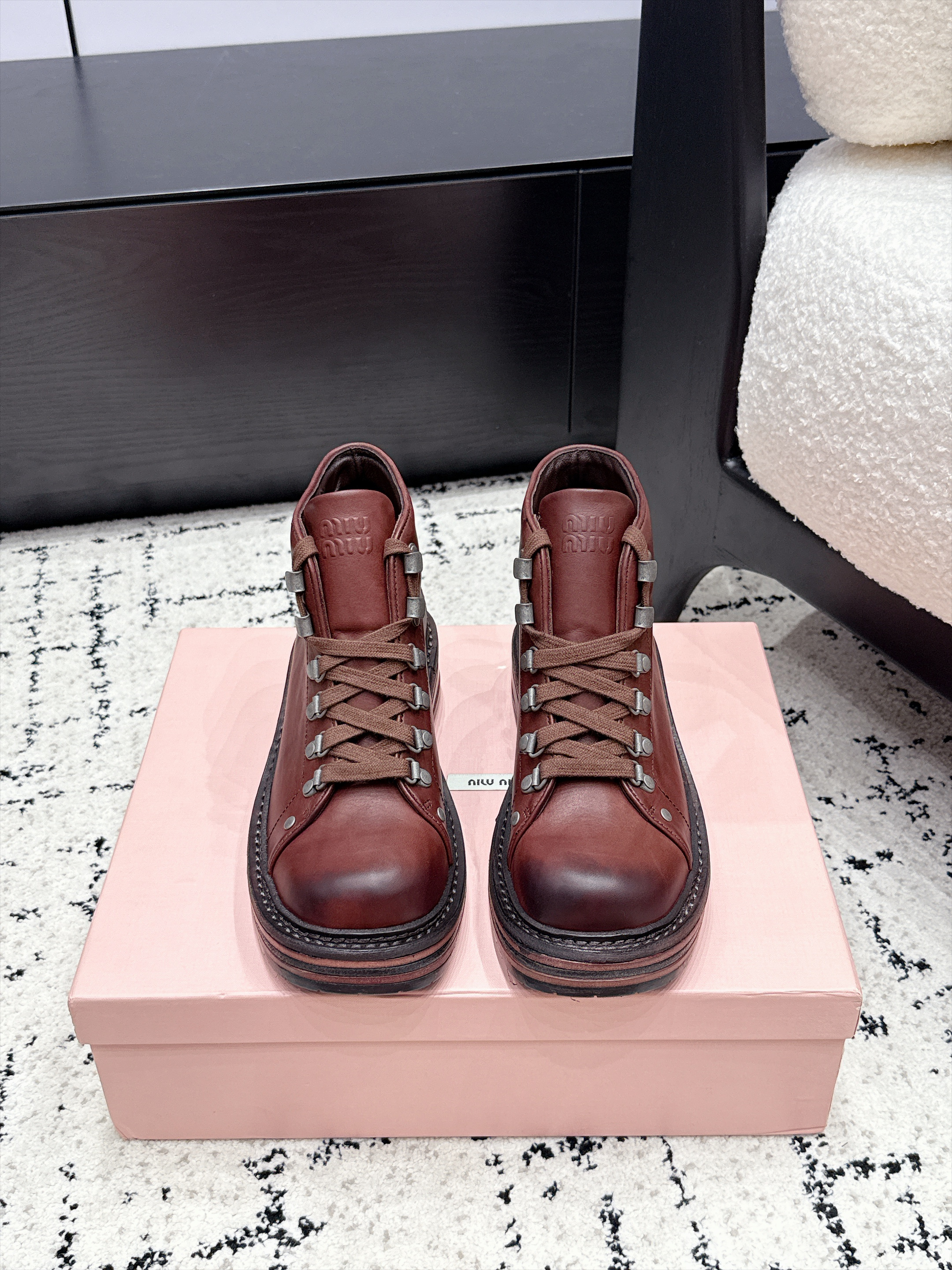Ботинки женские Miu Miu Leather Laced Booties коричневого цвета