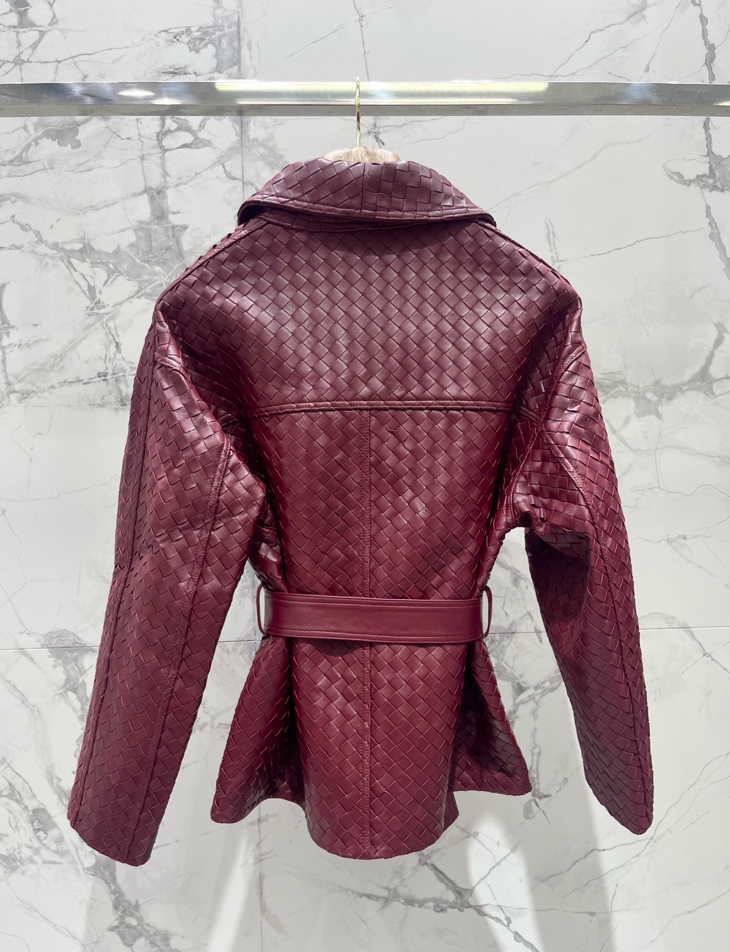 Жакет женский Bottega Veneta бордового цвета с плетением Intrecciato и поясом