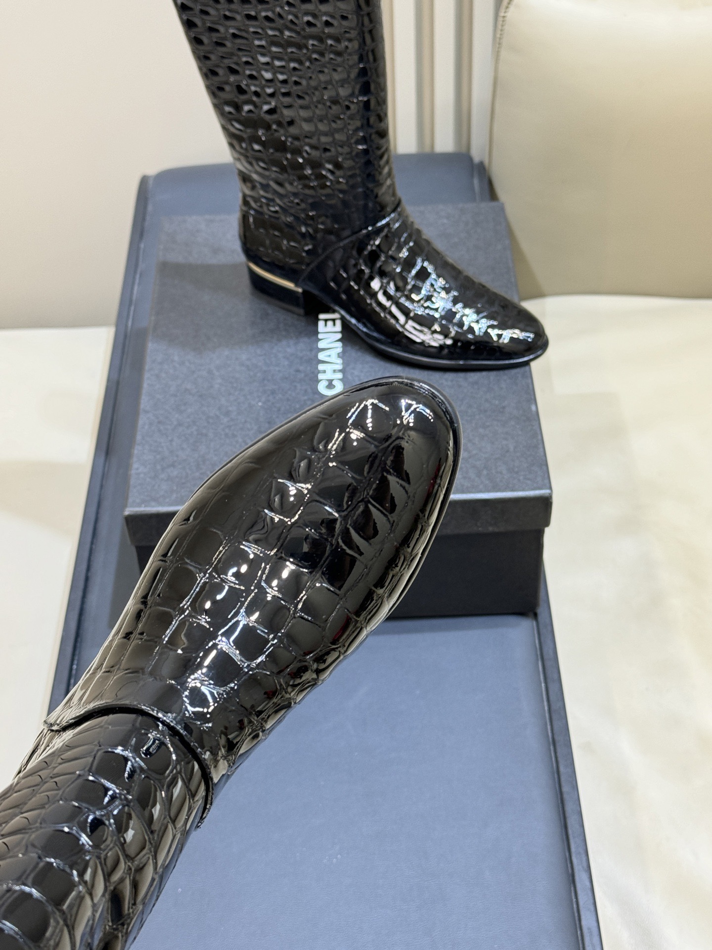 Сапоги женские Chanel Métiers d’art High Boots черного цвета