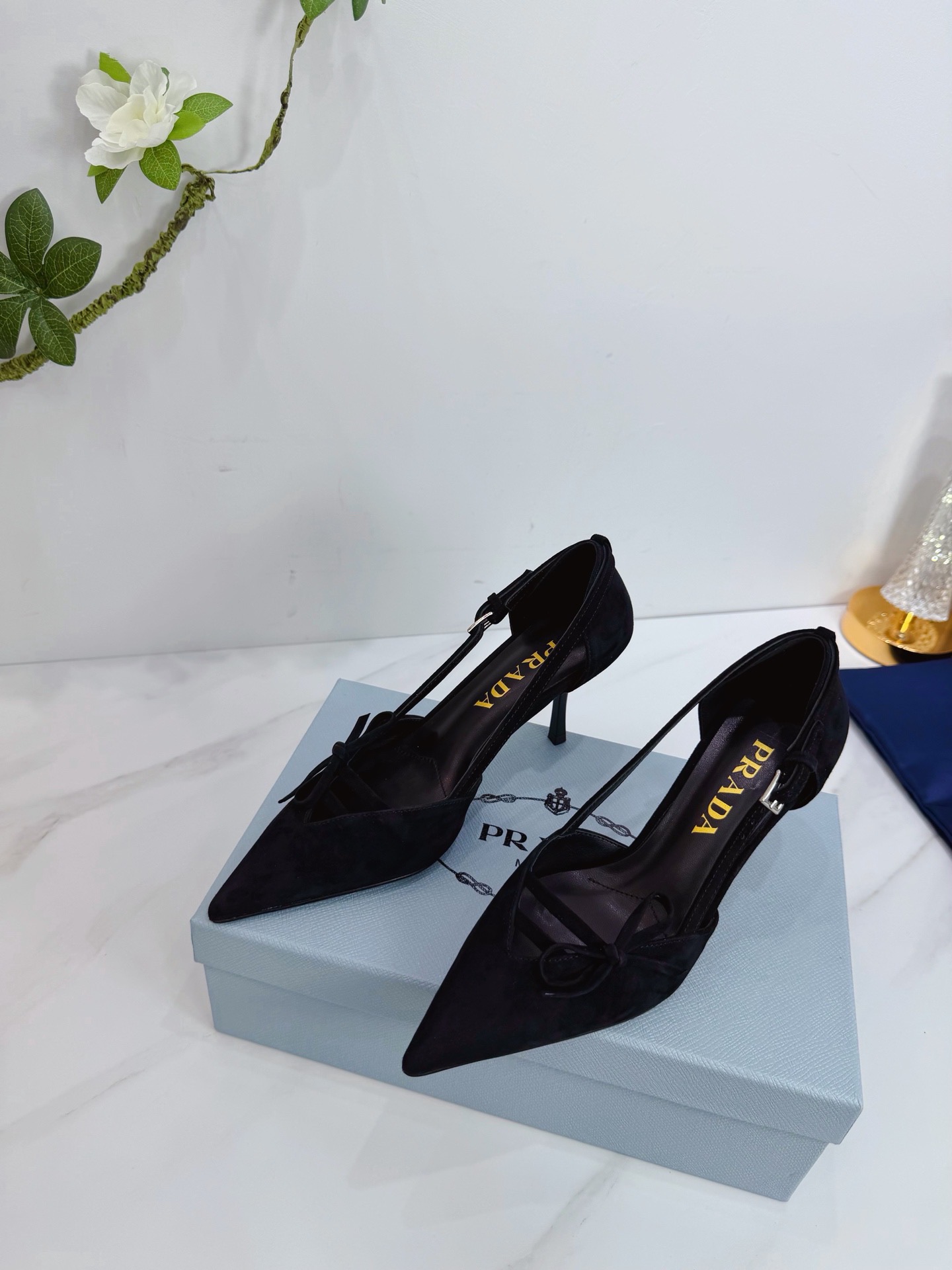 Туфли женские Prada из натуральной замши чёрного цвета