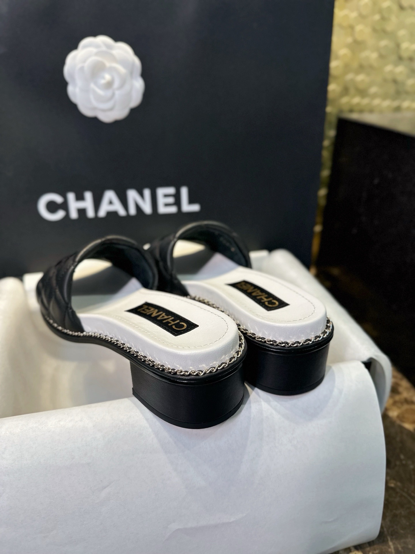 Мюли женские в стиле Chanel 25P чёрно-белого цвета