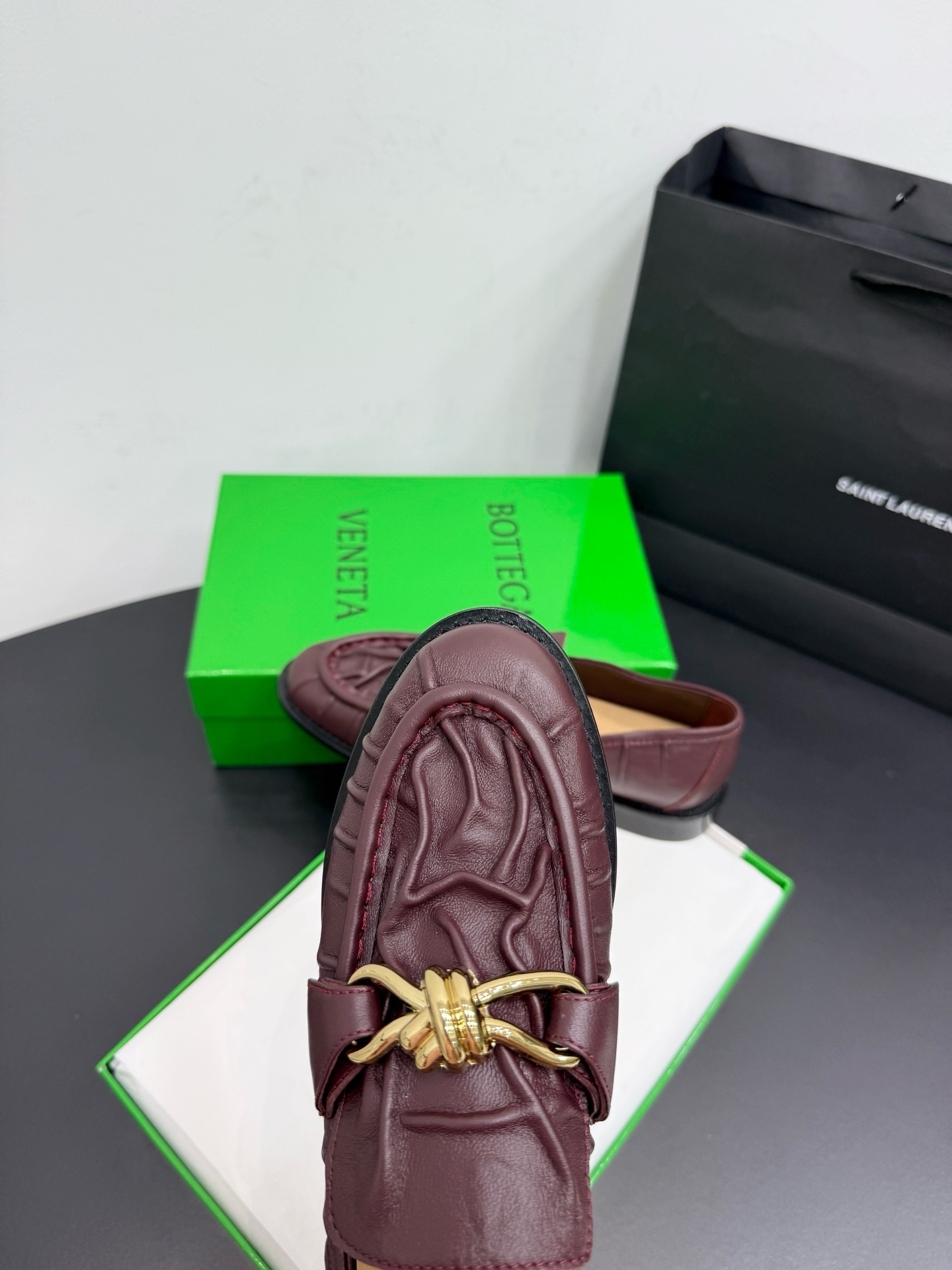 Лоферы женские Bottega Veneta Astaire с металлическим декором бордового цвета