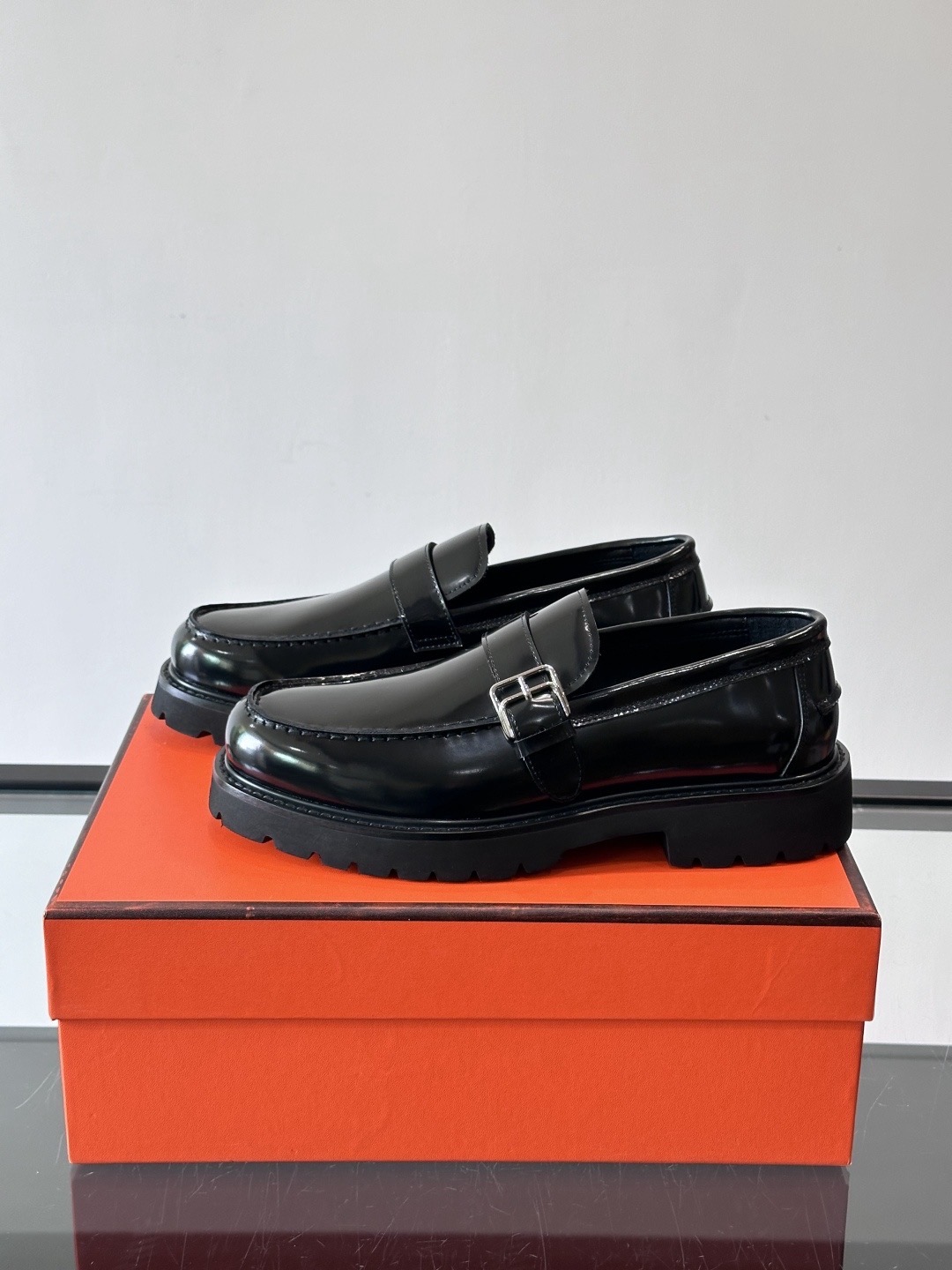 Лоферы мужские в стиле Hermes из лакированной кожи черного цвета
