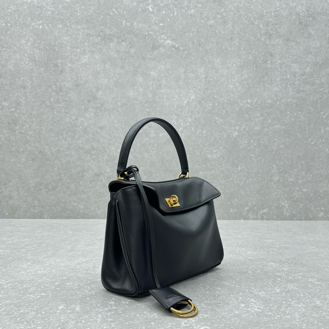 Сумка женская Balenciaga Rodeo Mini чёрного цвета с золотистой фурнитурой