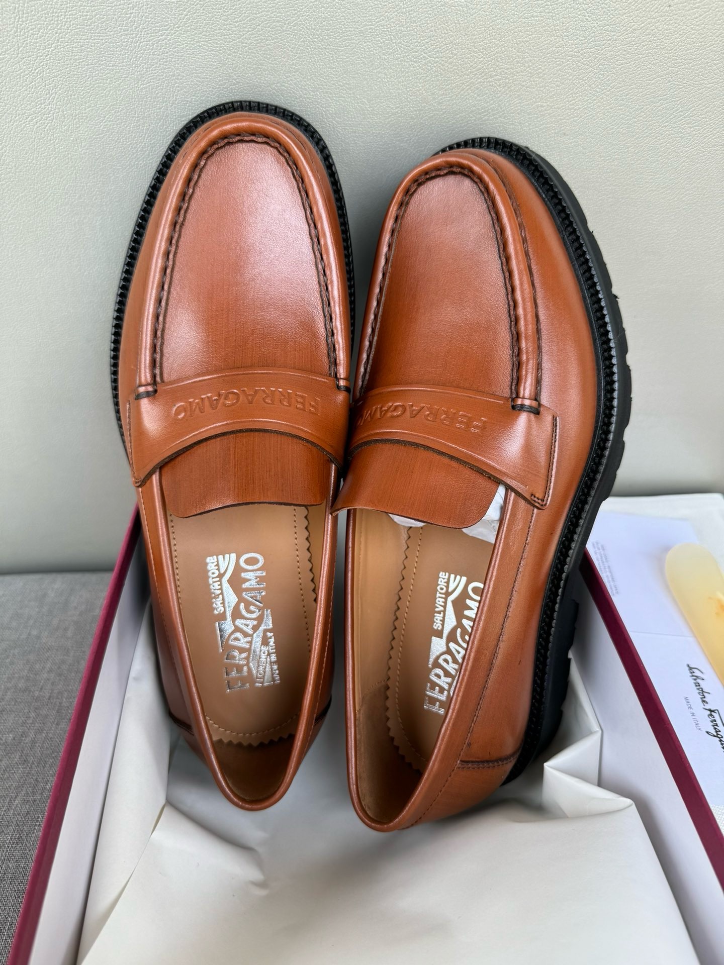 Лоферы мужские в стиле Salvatore Ferragamo из натуральной кожи коричневого цвета