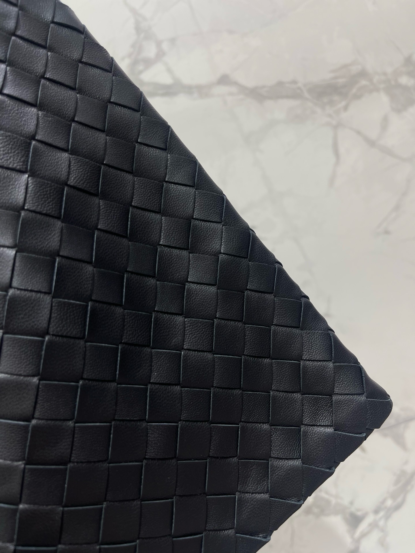 Шорты женские Bottega Veneta чёрного цвета с плетением Intrecciato