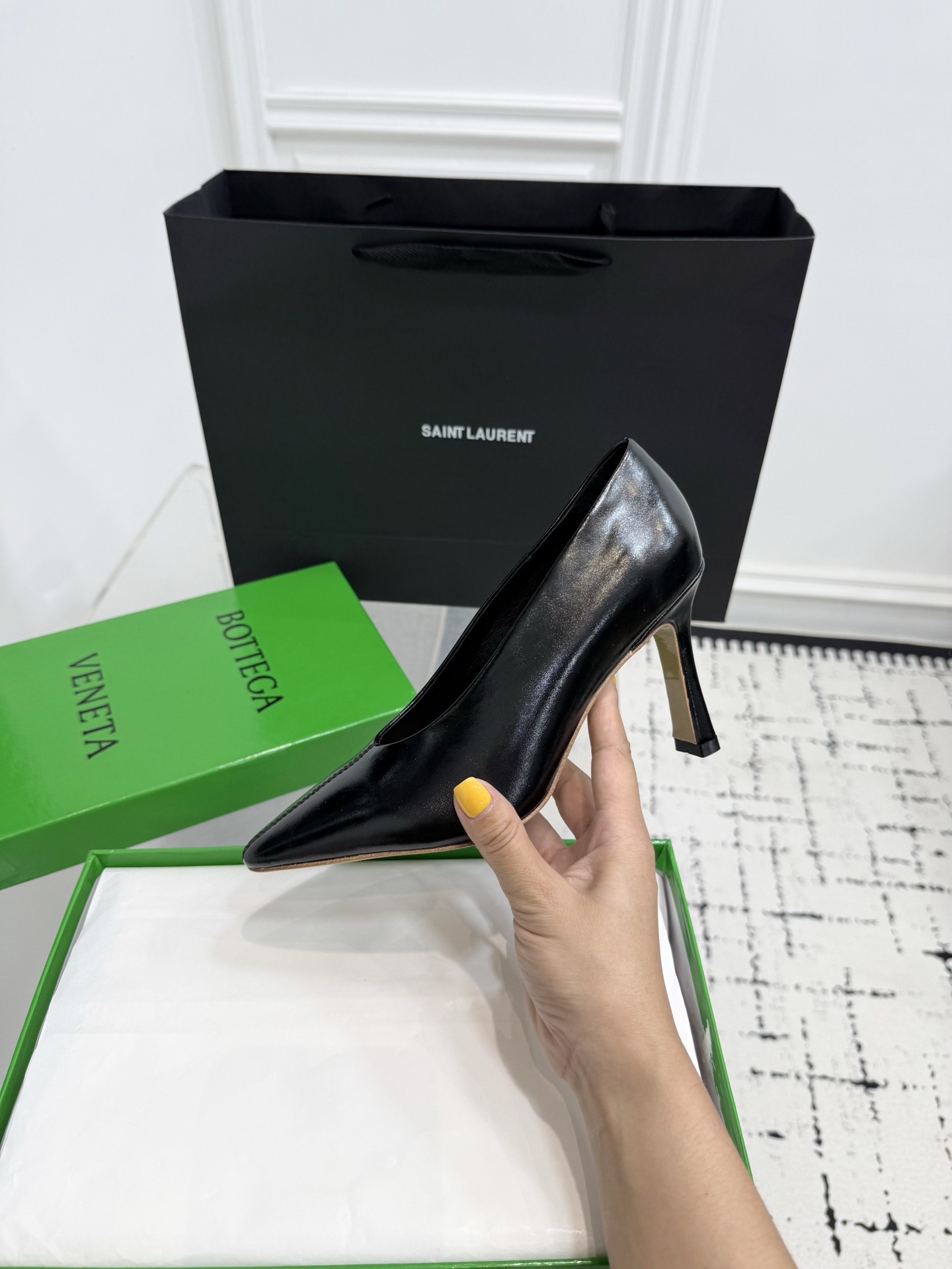 Туфли женские в стиле Bottega Veneta Sofia с глубоким вырезом чёрного цвета