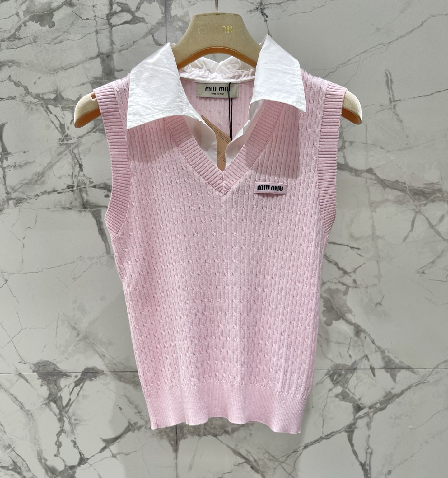 Топ женский в стиле Miu Miu вязаный с отложным воротником без рукавов розового цвета