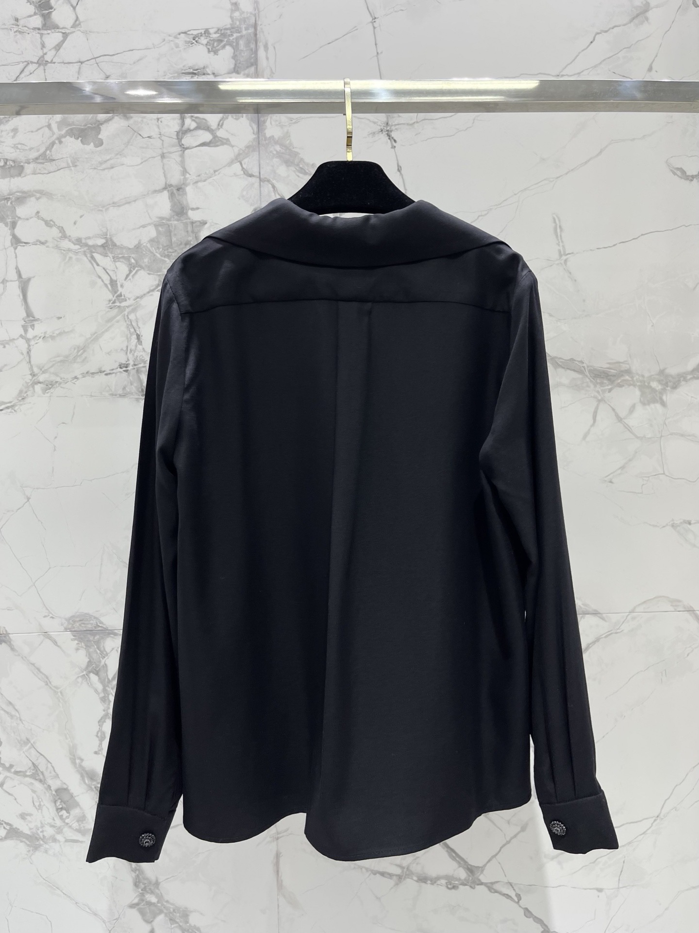 Блуза женская в стиле Chanel чёрного цвета с V-образным вырезом