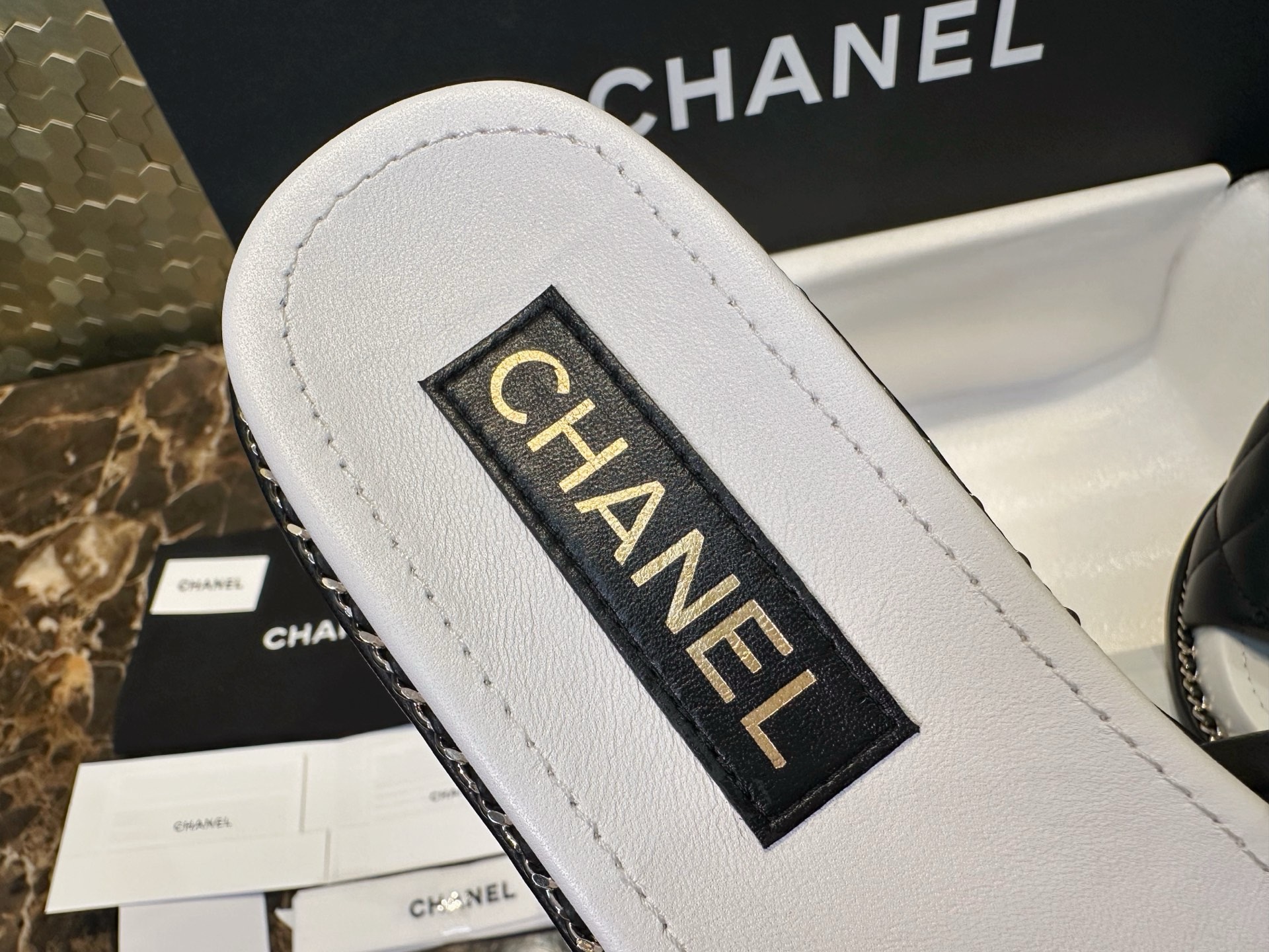 Мюли женские в стиле Chanel 25P чёрно-белого цвета