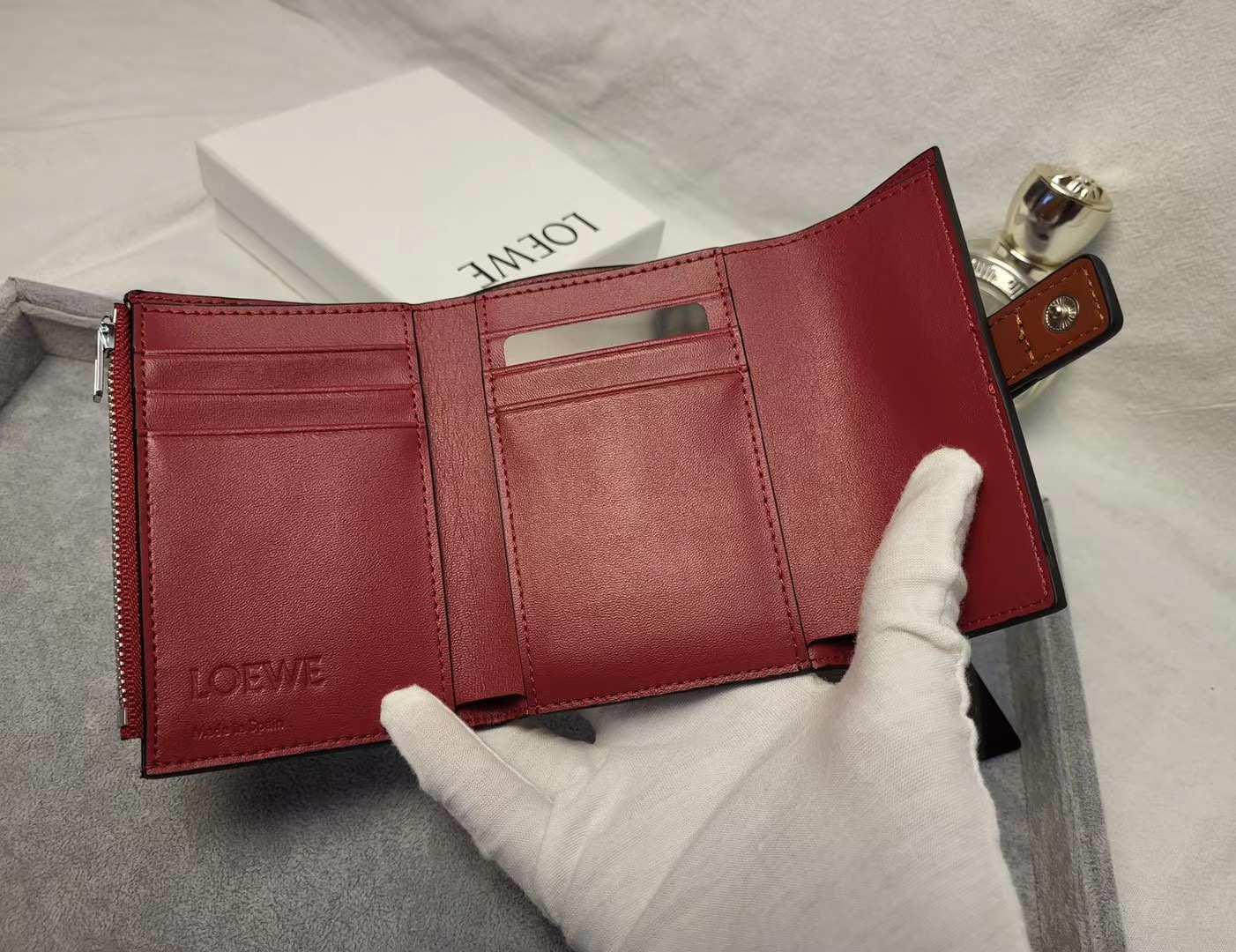 Кошелёк женский в стиле Loewe Anagram L1102 карамельно-коричневого цвета с контрастной подкладкой