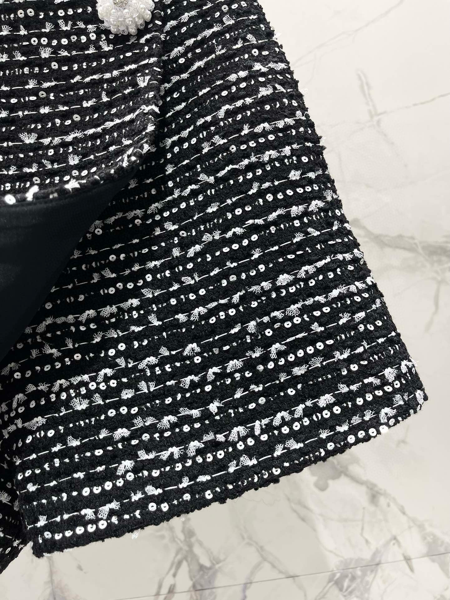 Шорты женские в стиле Chanel из твида с пайетками чёрного цвета