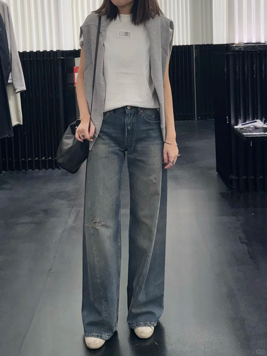 Джинсы женские в стиле Maison Margiela синего цвета широкие с эффектом потертости