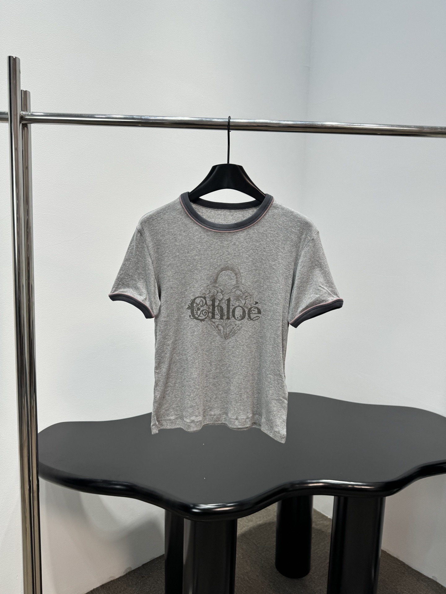 Футболка женская в стиле Chloé серого цвета с принтом логотипа
