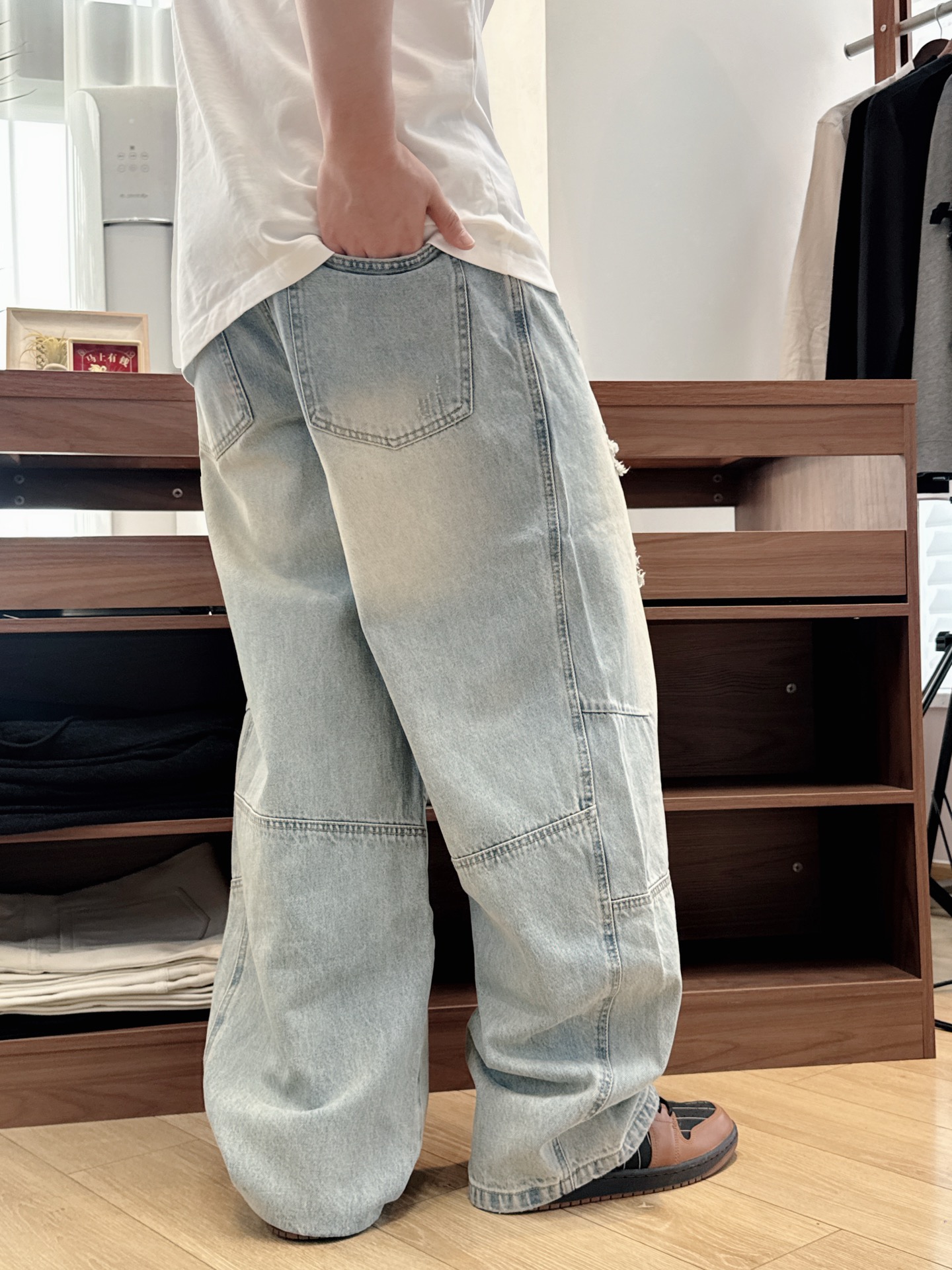 Джинсы мужские в стиле Bottega Veneta из денима синего цвета свободного кроя