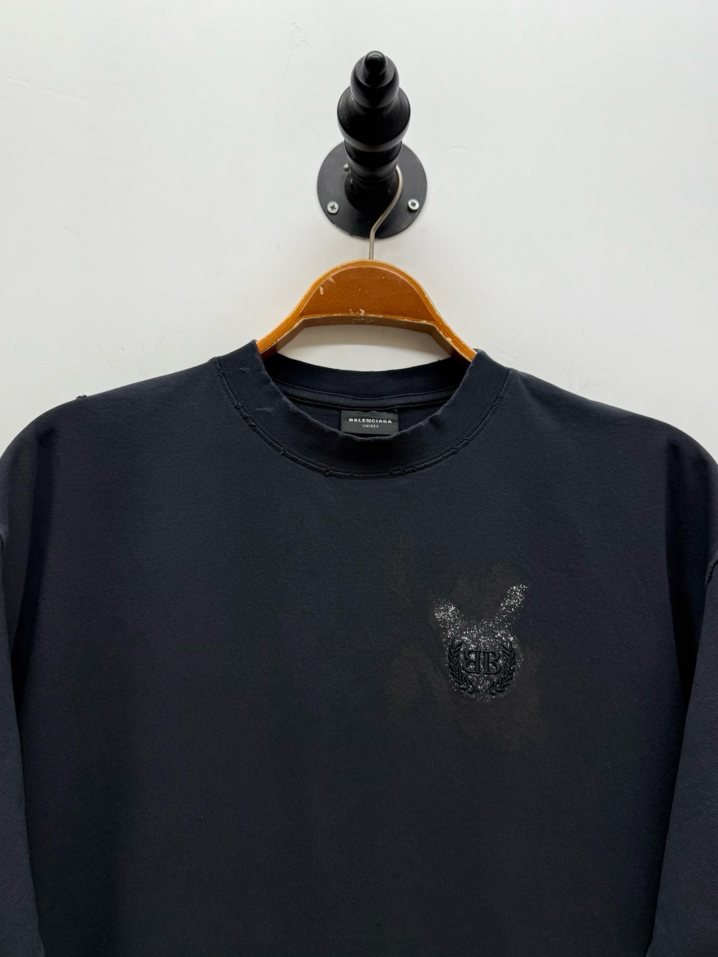 Футболка мужская Balenciaga Laurel Classic BB  чёрного цвета с вышивкой и отделкой пайетками