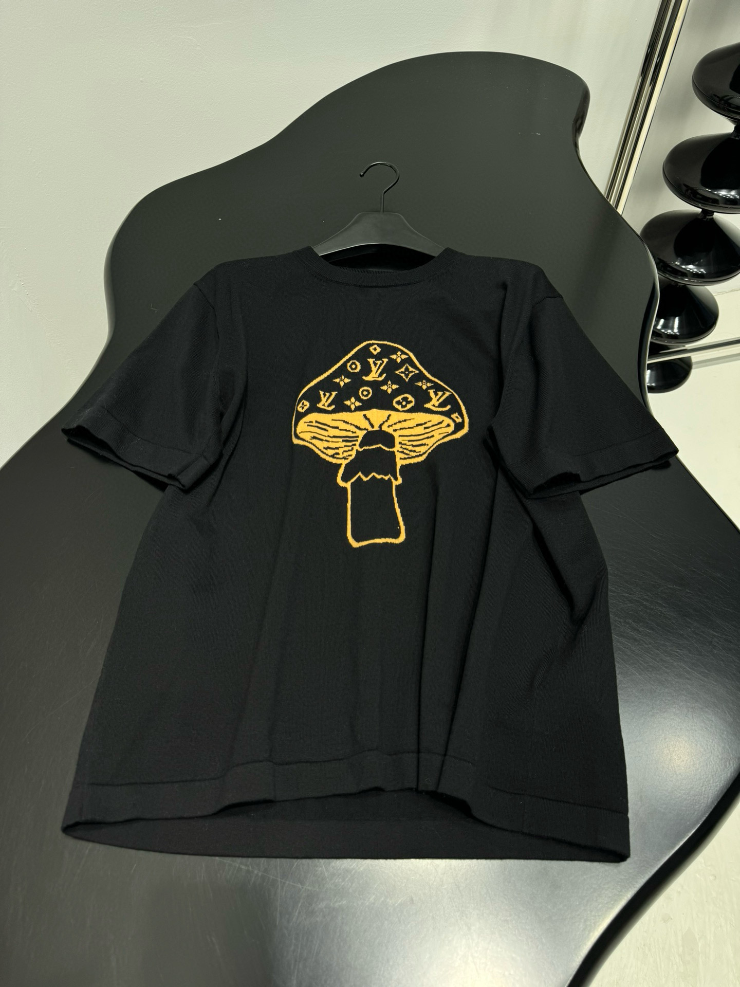 Джемпер мужской в стиле Loewe из хлопкового трикотажа чёрного цвета с вышивкой гриба