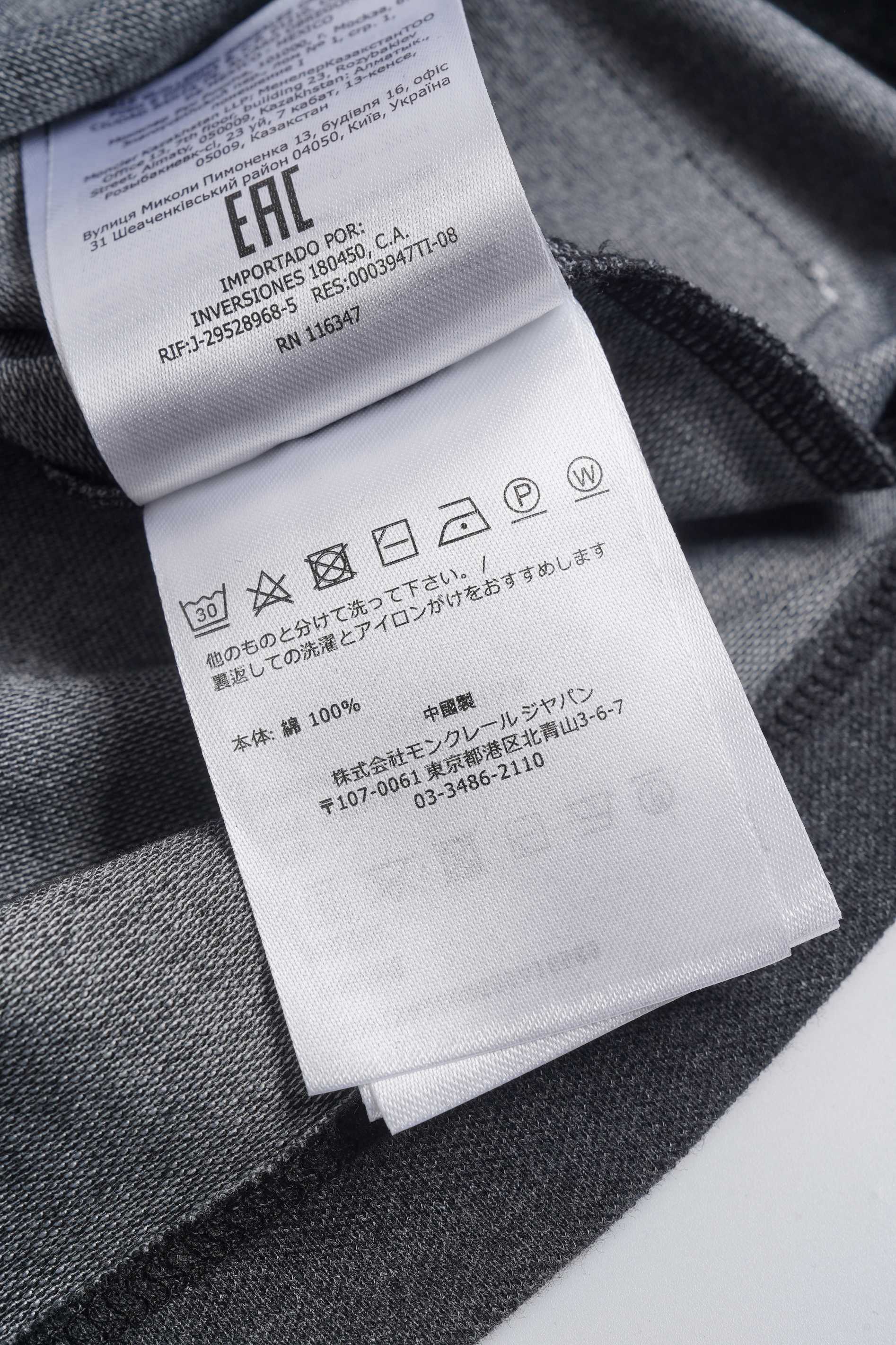 Поло унисекс в стиле Moncler из натурального хлопка тёмно-серого цвета с логотипом