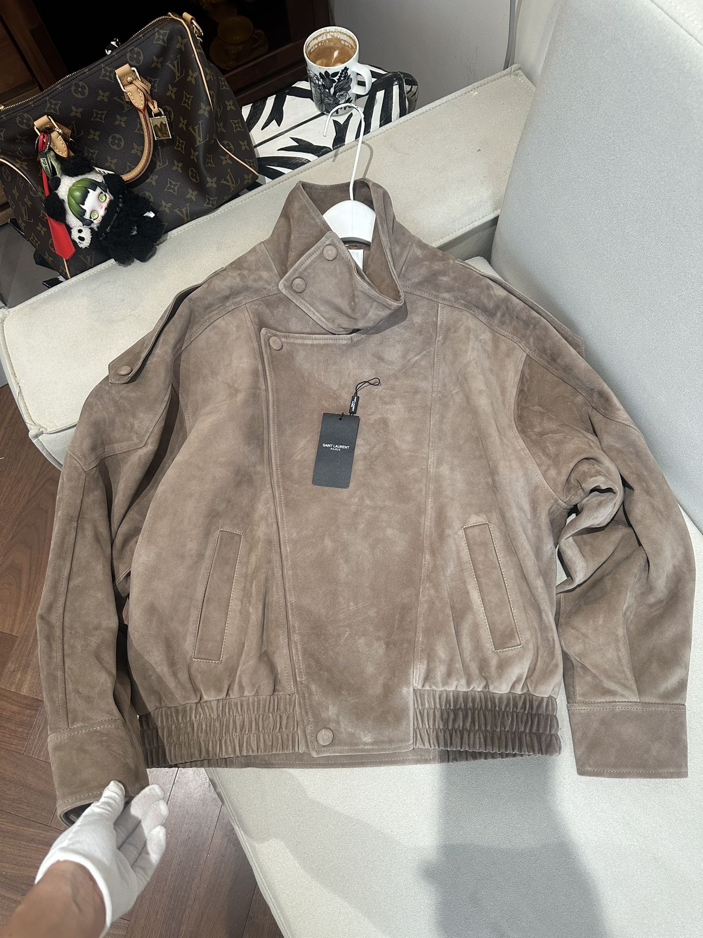 Куртка женская в стиле Saint Laurent из натуральной замши бежевого цвета укороченная с косой застёжкой