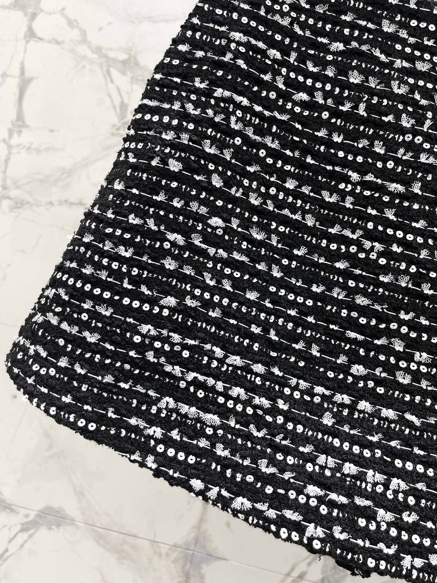 Шорты женские в стиле Chanel из твида с пайетками чёрного цвета