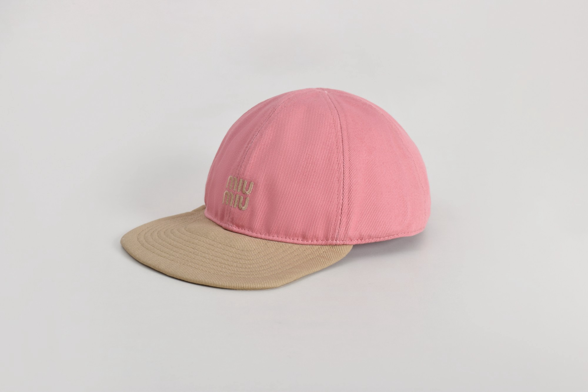 Бейсболка женская Miu Miu Drill Baseball Cap розово-бежевого цвета с вышитым логотипом