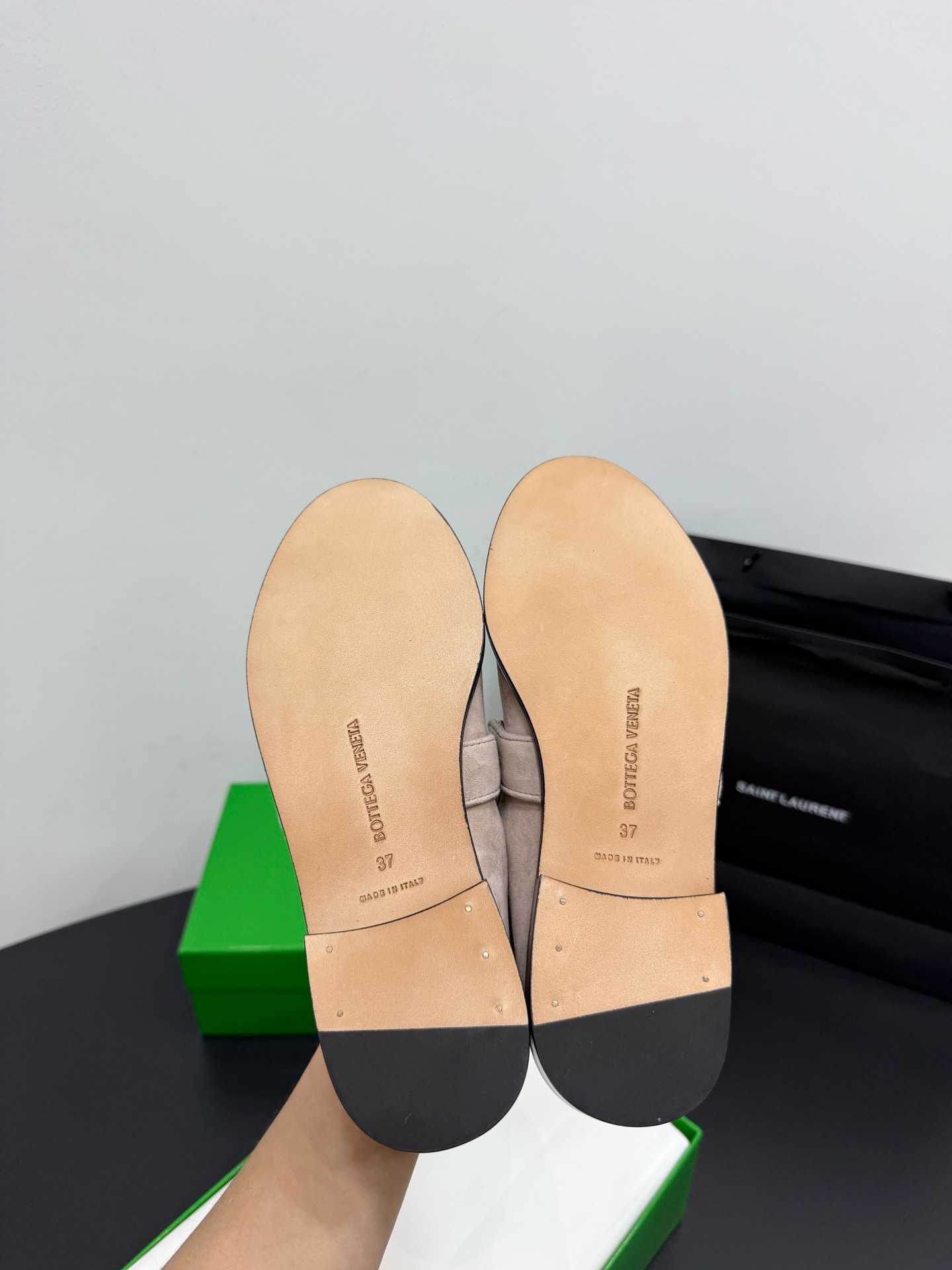 Лоферы женские Bottega Veneta Astaire с металлическим узлом бежевого цвета