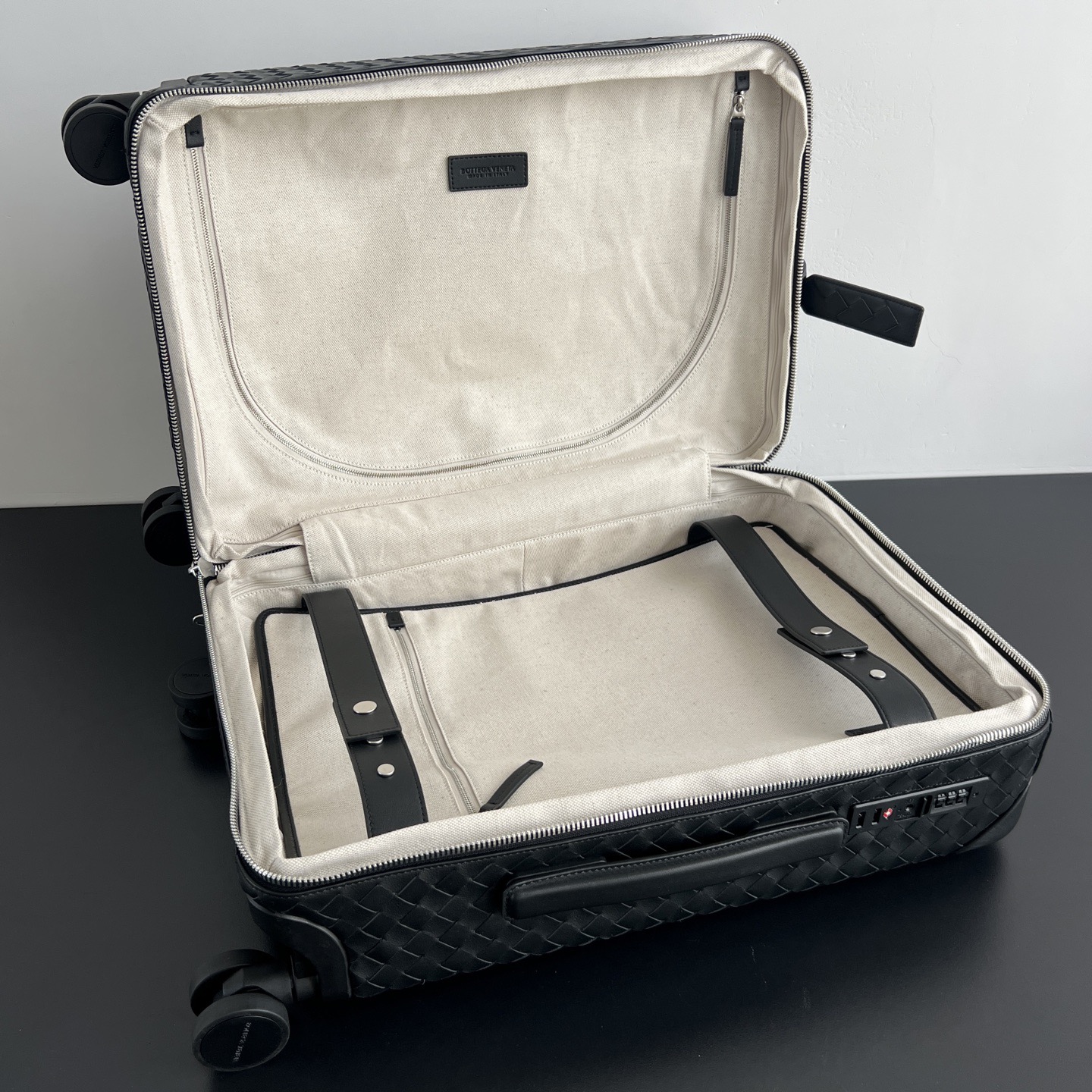 Чемодан для ручной клади в стиле Bottega Veneta из плетёной натуральной кожи чёрного цвета