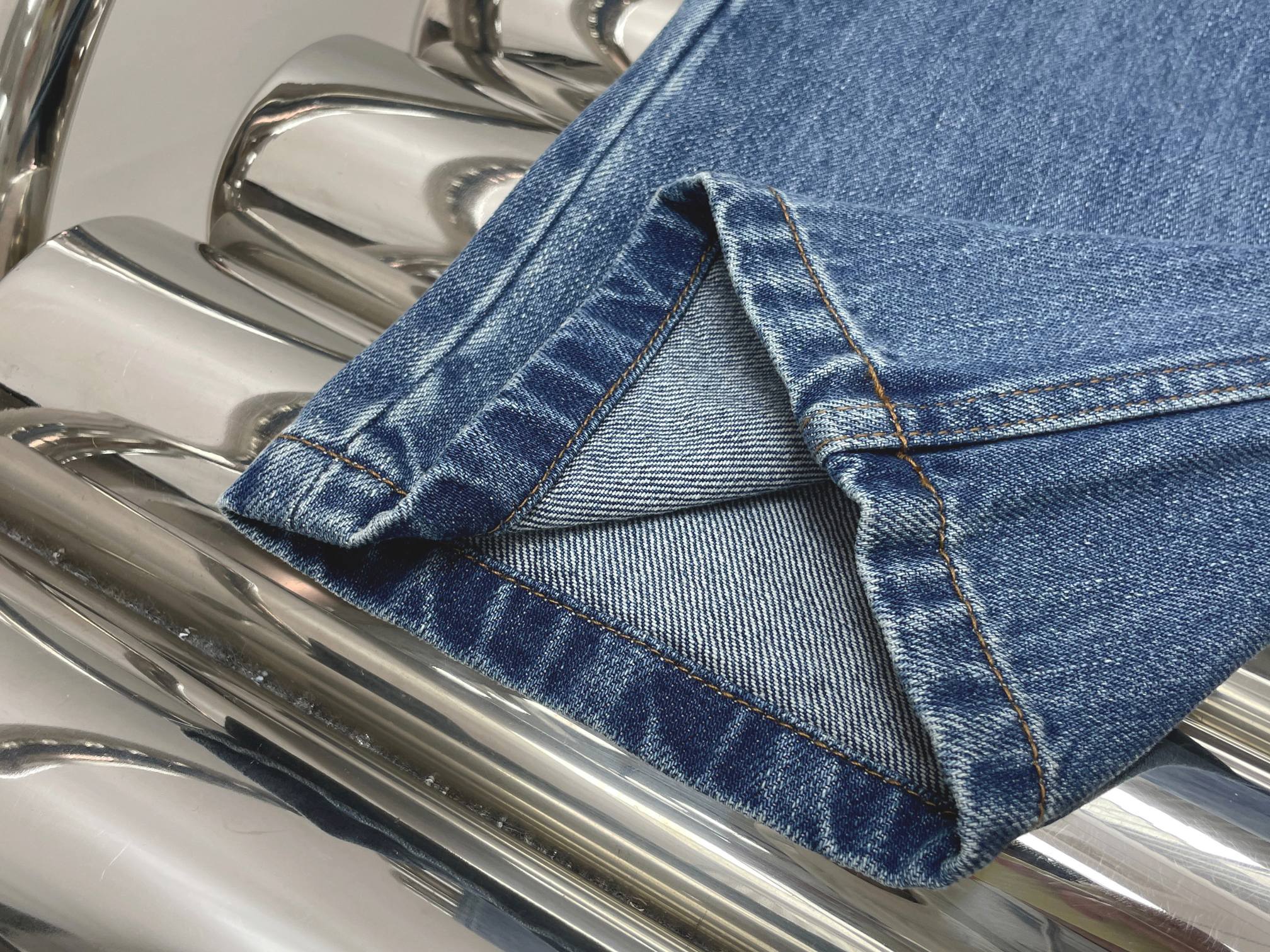 Джинсы женские в стиле Maison Margiela  из денима синего цвета с асимметричным поясом