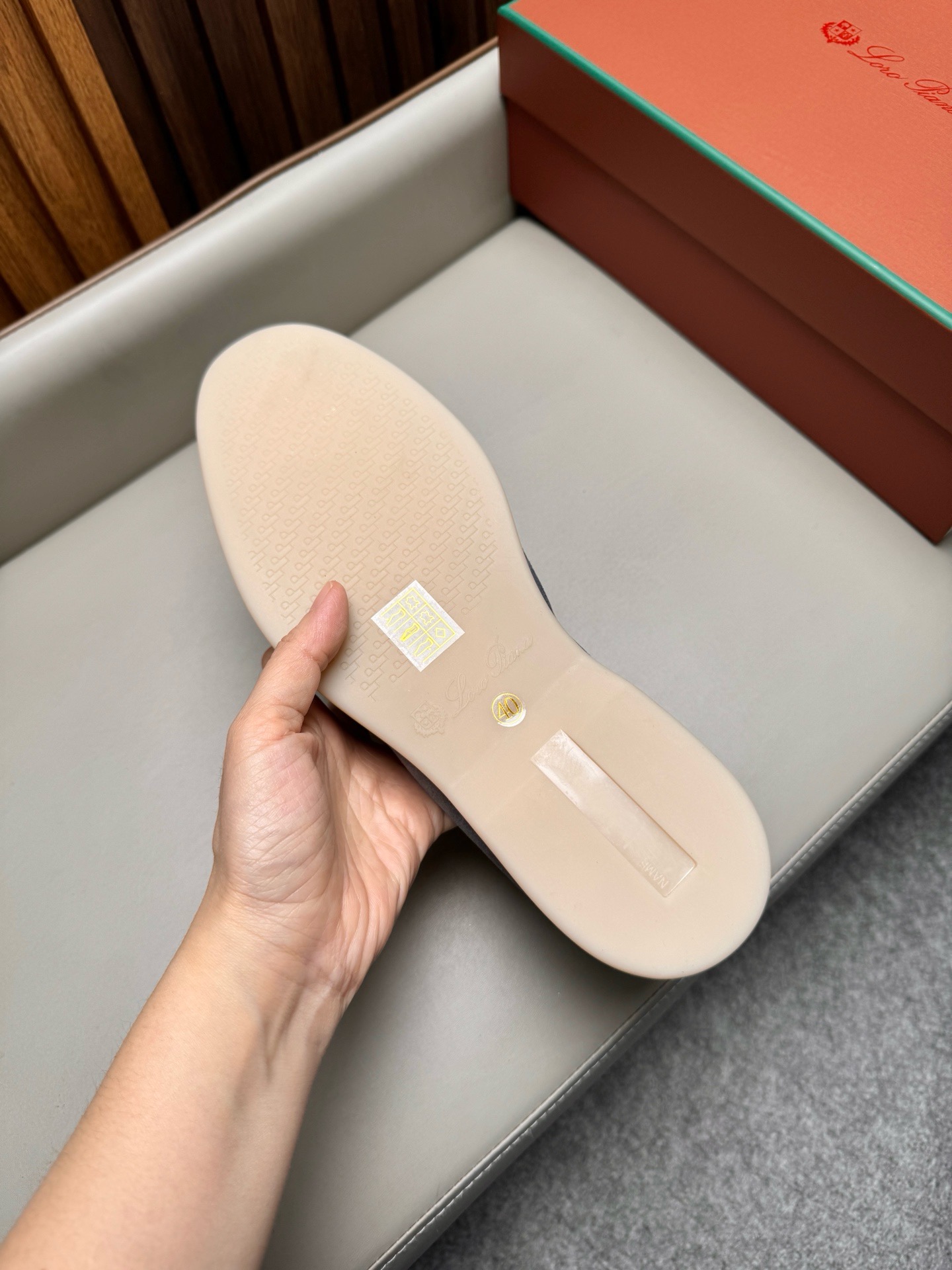 Лоферы унисекс в стиле Loro Piana из натуральной замши серого цвета