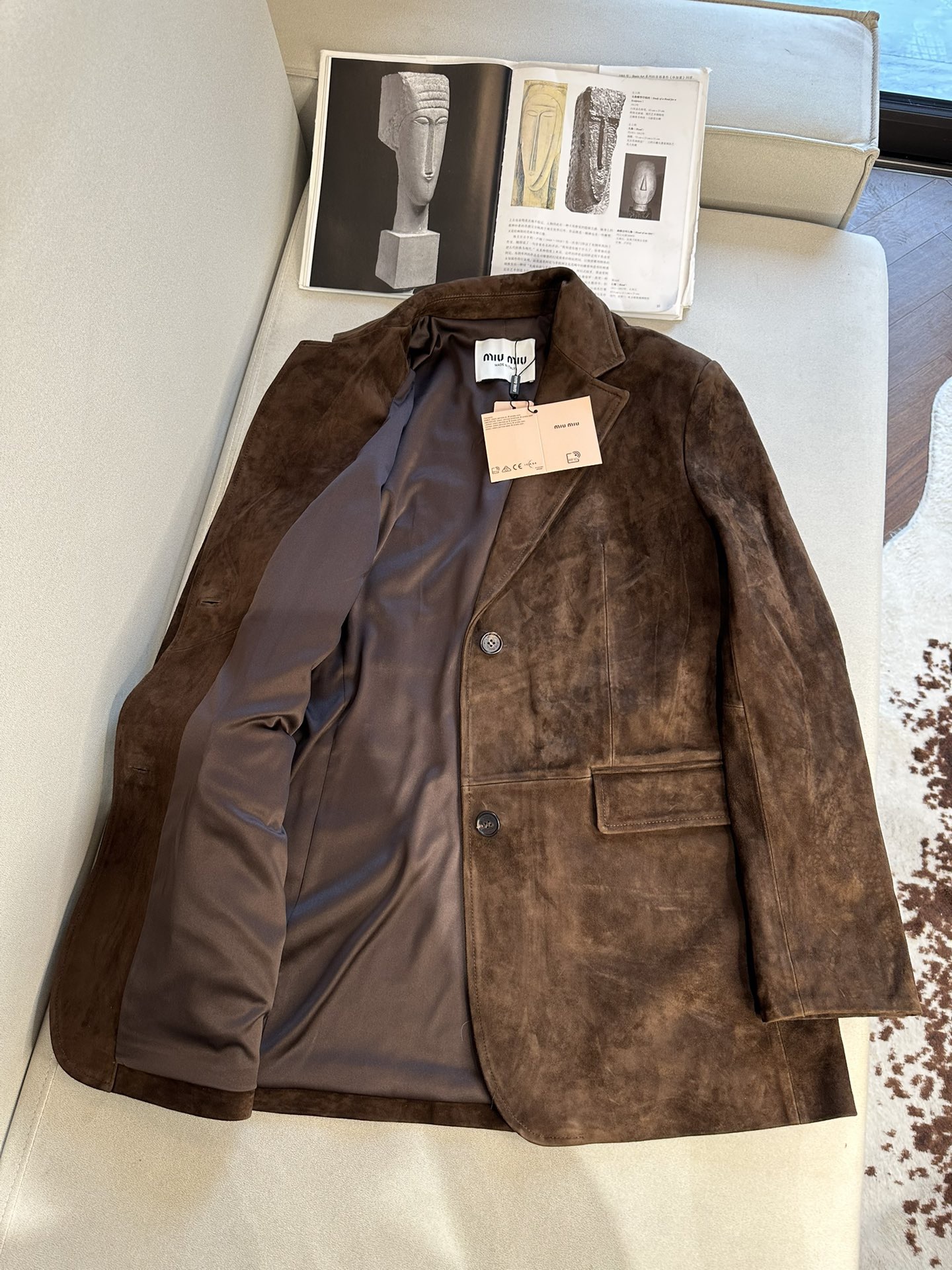 Куртка женская в стиле Miu Miu из натуральной замши коричневого цвета с классическим кроем