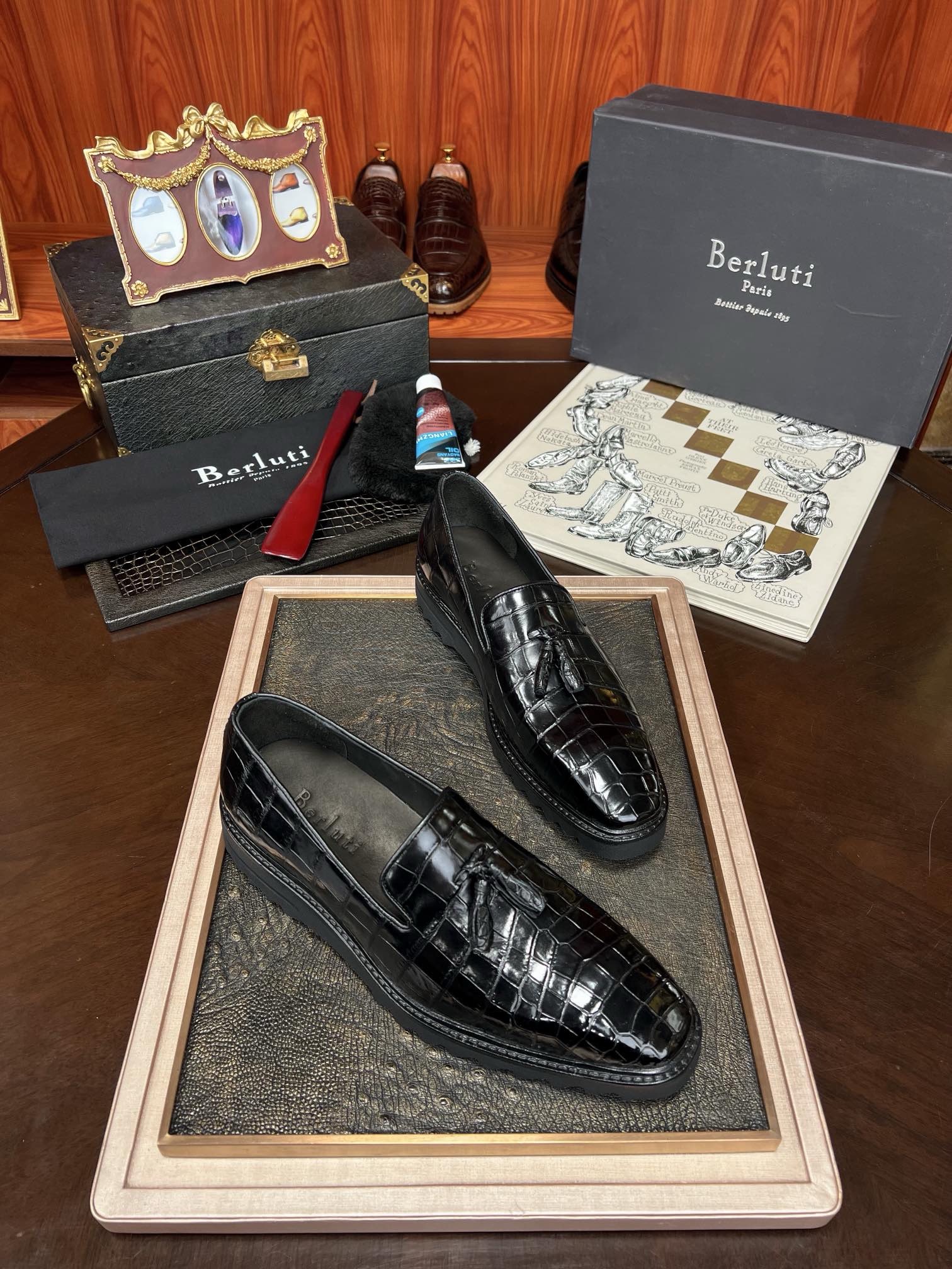 Лоферы мужские в стиле Berluti из кожи крокодила черного цвета