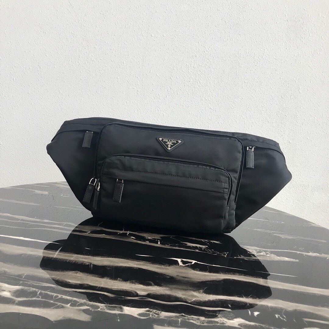 Сумка поясная мужская в стиле Prada Re-Nylon чёрного цвета с несколькими карманами