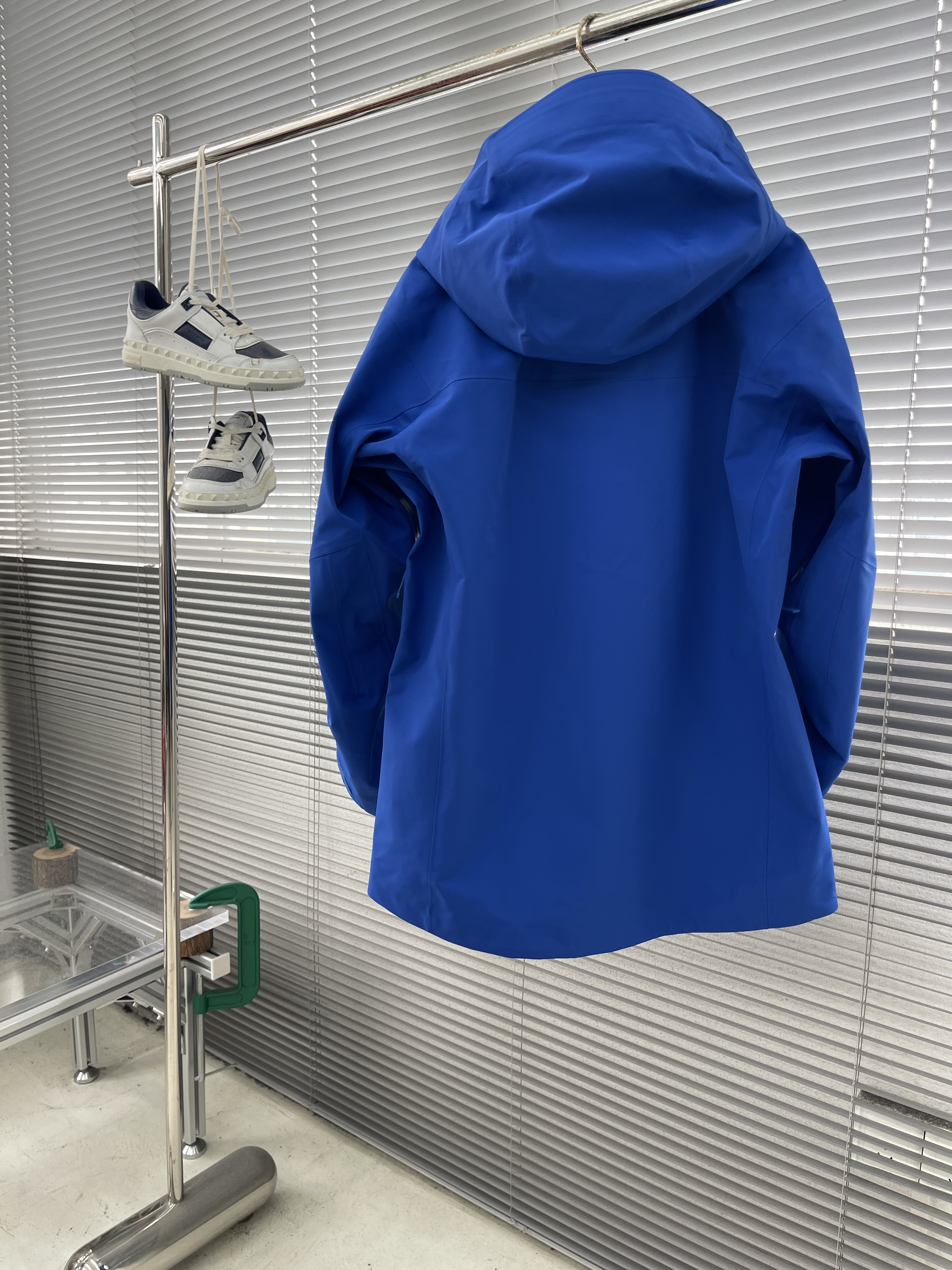 Куртка унисекс в стиле Arc'teryx Alpha SV с капюшоном синего цвета