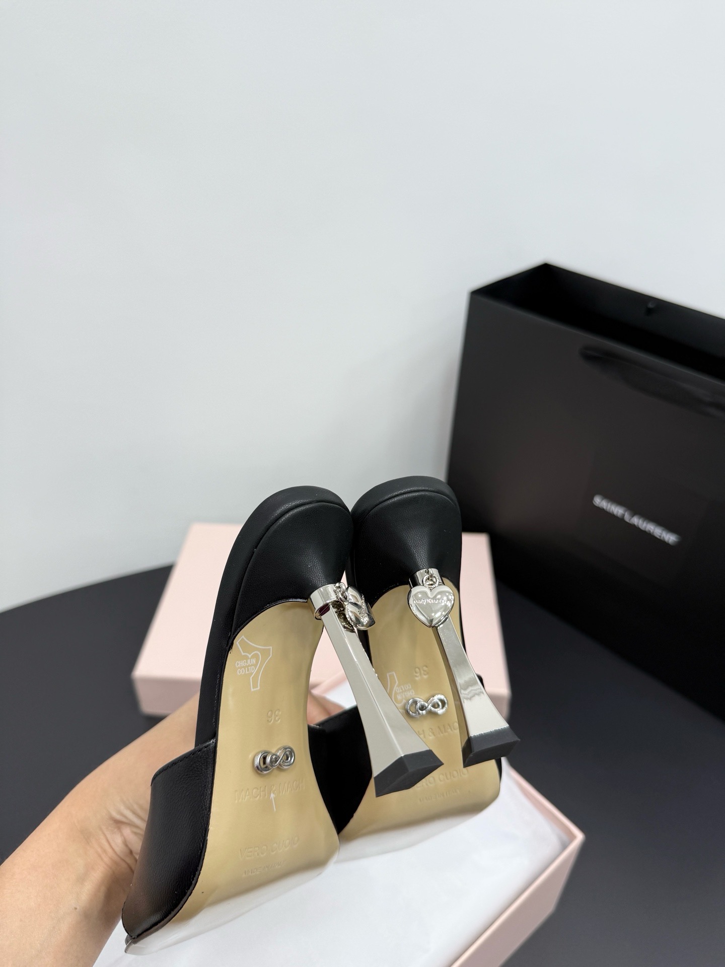 Мюли женские в стиле Mach & Mach черного цвета