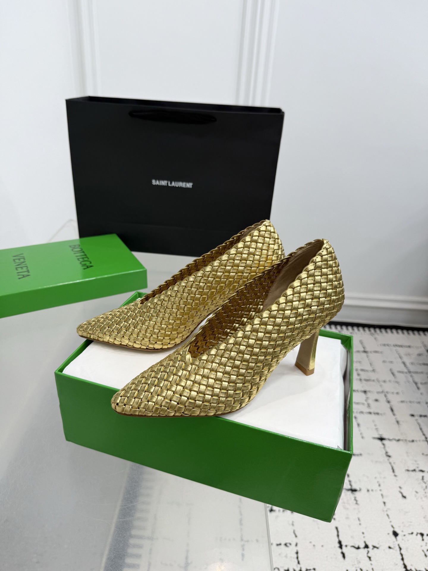 Туфли женские в стиле Bottega Veneta Sofia золотого цвета