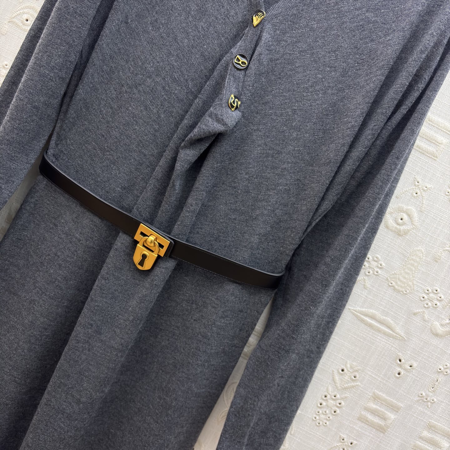 Платье женское Schiaparelli с асимметричной застёжкой и поясом серого цвета