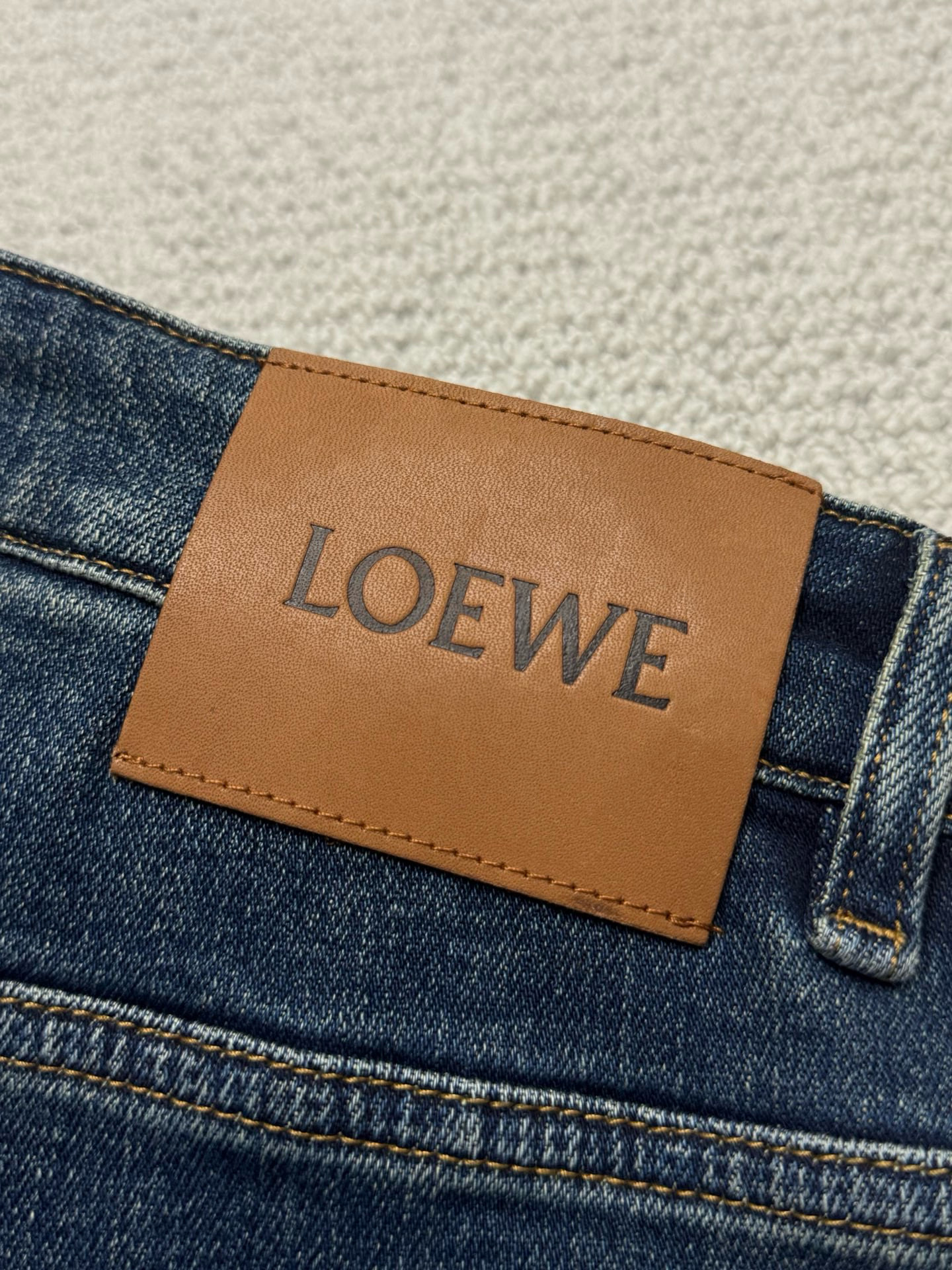 Джинсы мужские в стиле Loewe Loe из плотного хлопкового денима синего цвета