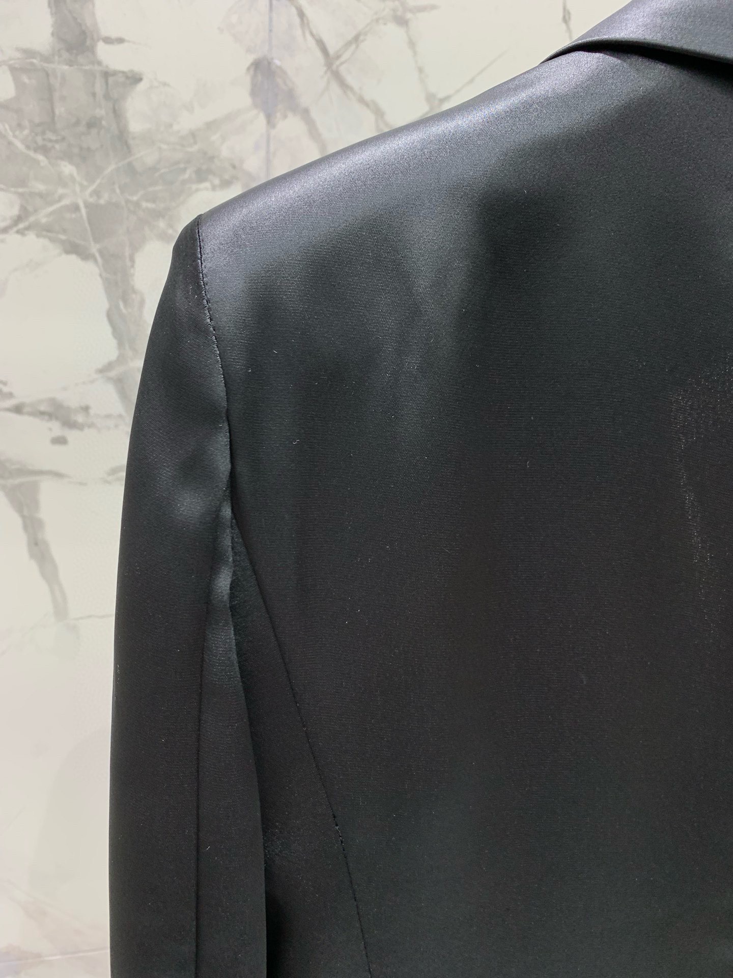 Пиджак женский в стиле Balmain чёрного цвета с золотыми пуговицами