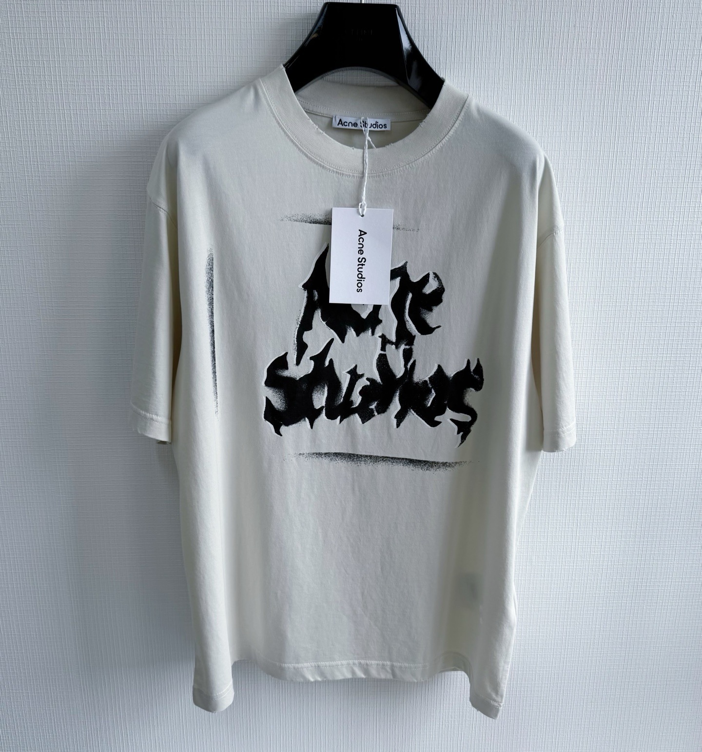 Футболка Acne Studios Sprayed Logo кремового цвета с графичным принтом