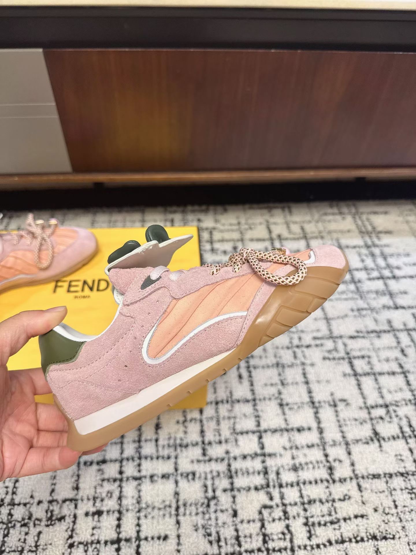 Кроссовки женские в стиле Fendi Delfina розового цвета