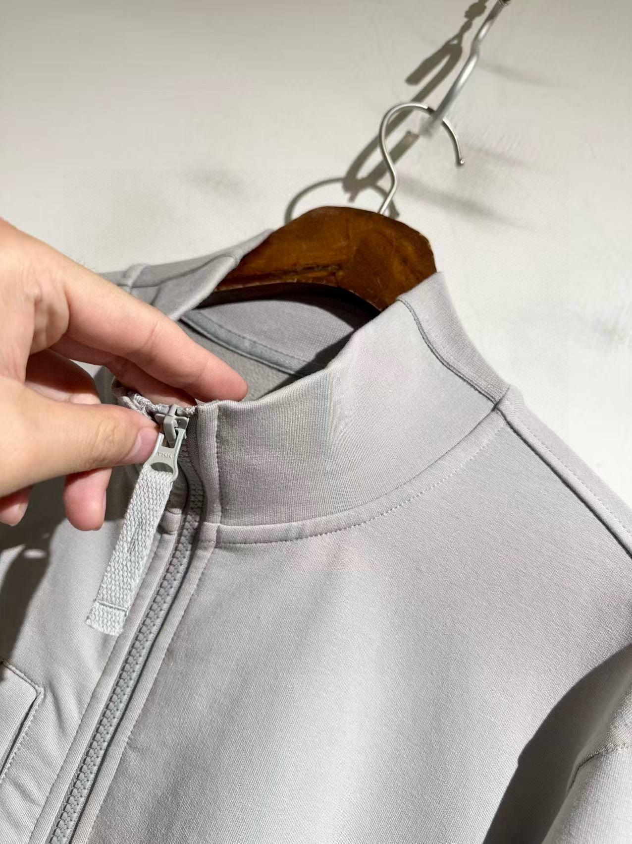 Куртка мужская Stone Island Ghost из хлопкового трикотажа белого цвета на молнии