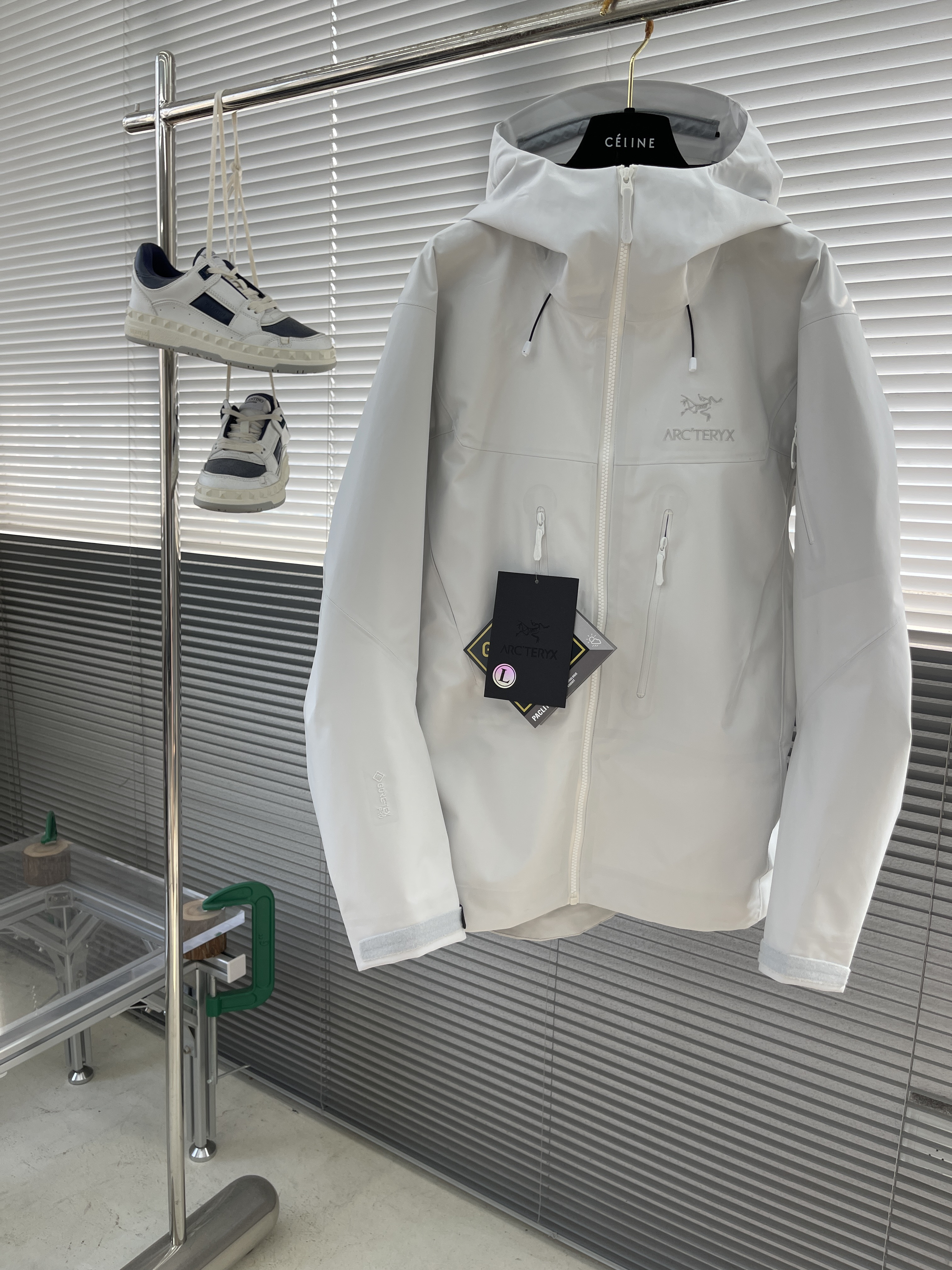 Куртка унисекс в стиле Arc'teryx Alpha SV с капюшоном белого цвета